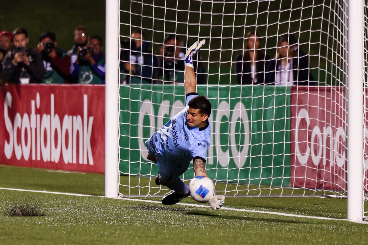 El arquero de Liga Deportiva Alajuelense, Bayron Mora, detiene el penal decisivo que a la postre permitió a los manudos obtener su tercer título consecutivo de Copa Centroamericana.