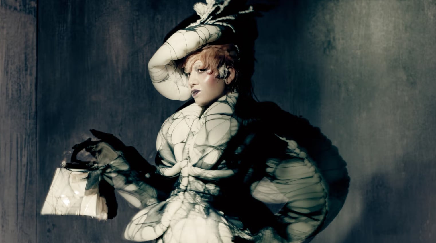 John Galliano (británico, nacido en Gibraltar en 1960) para Maison Margiela (Francia, fundada en 1988). Conjunto de la colección artesanal primavera-verano 2024.