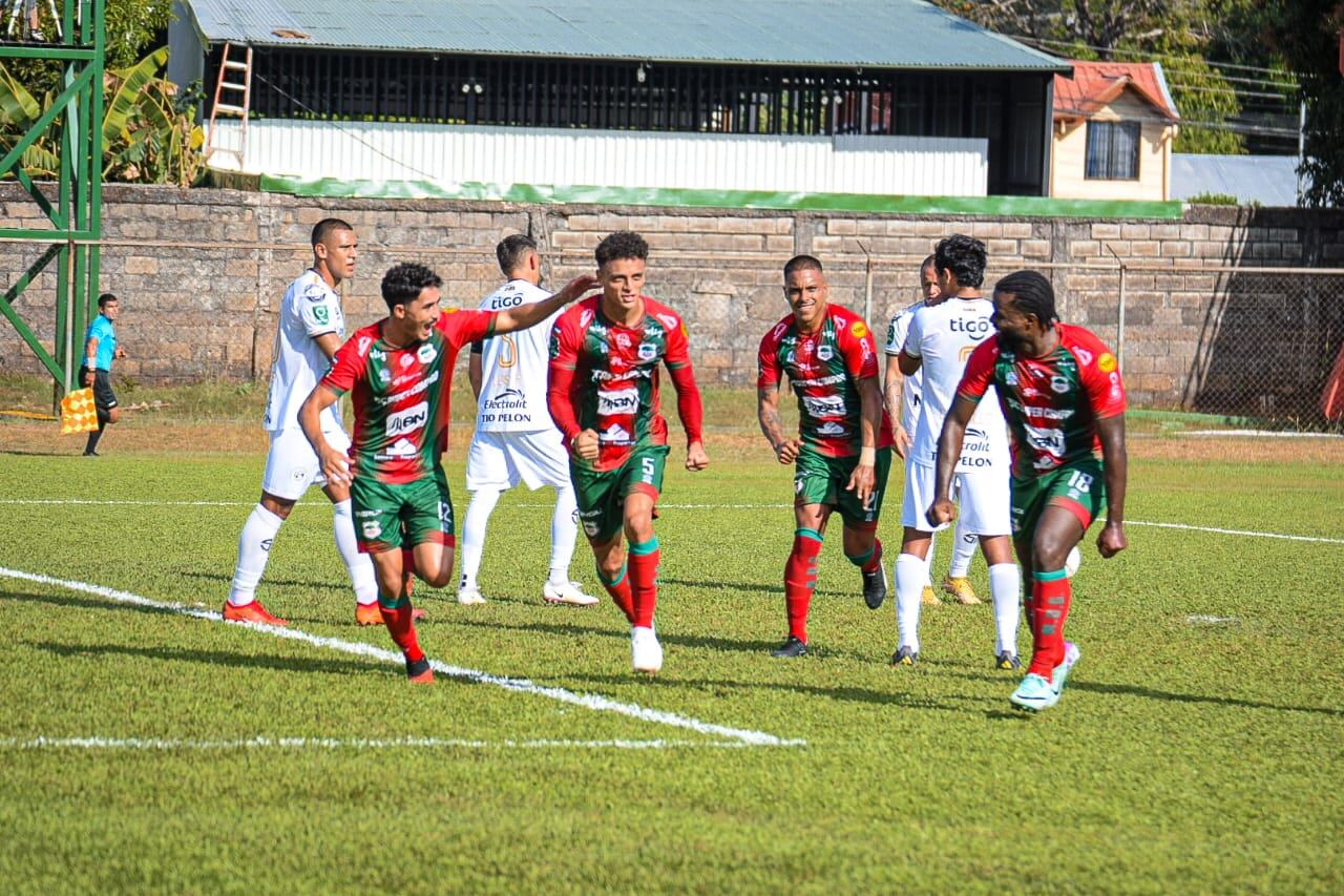 Yeison Molina (5) festeja su anotación con Guanacasteca en el Estadio Chorotega.
