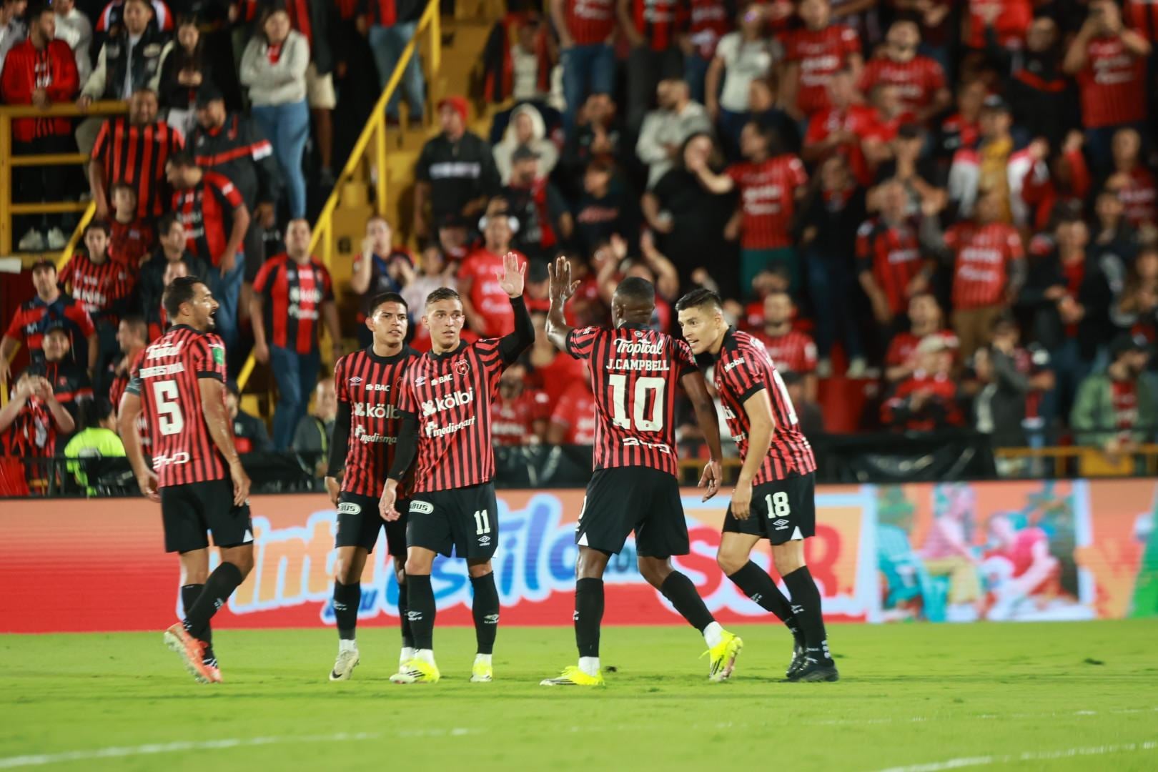 Liga Deportiva Alajuelense supo golpear en el momento oportuno para abrir la cuenta ante Liberia. El gol fue de Ronaldo Cisneros.