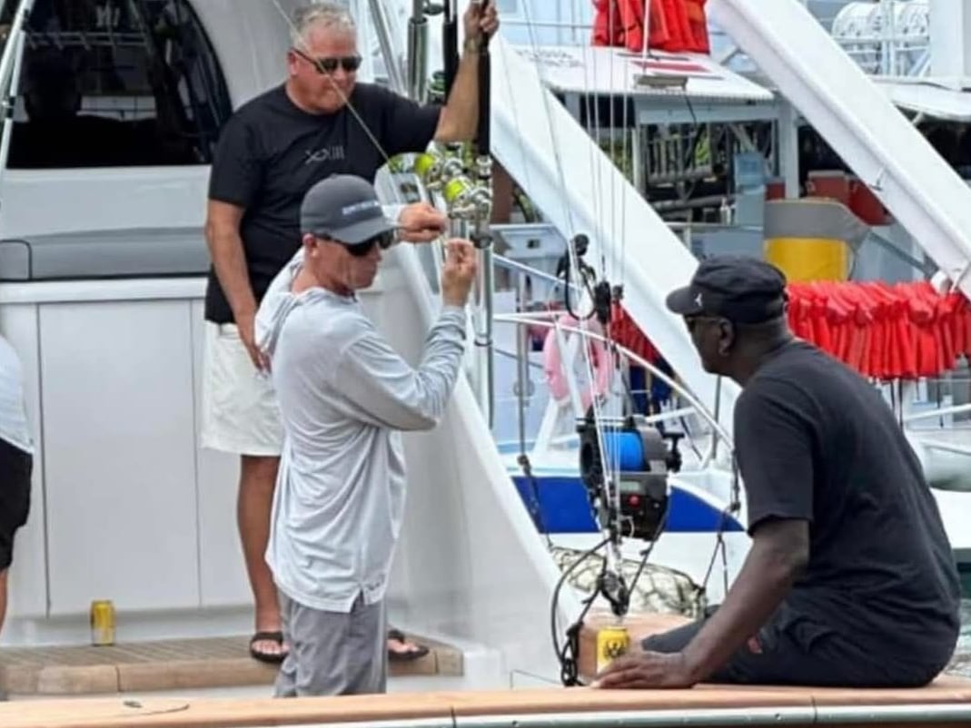 Michael Jordan en su bote de pesca "Catch 23", junto a su equipo, durante el Rockstar Offshore Tournament en Quepos, Puntarenas.