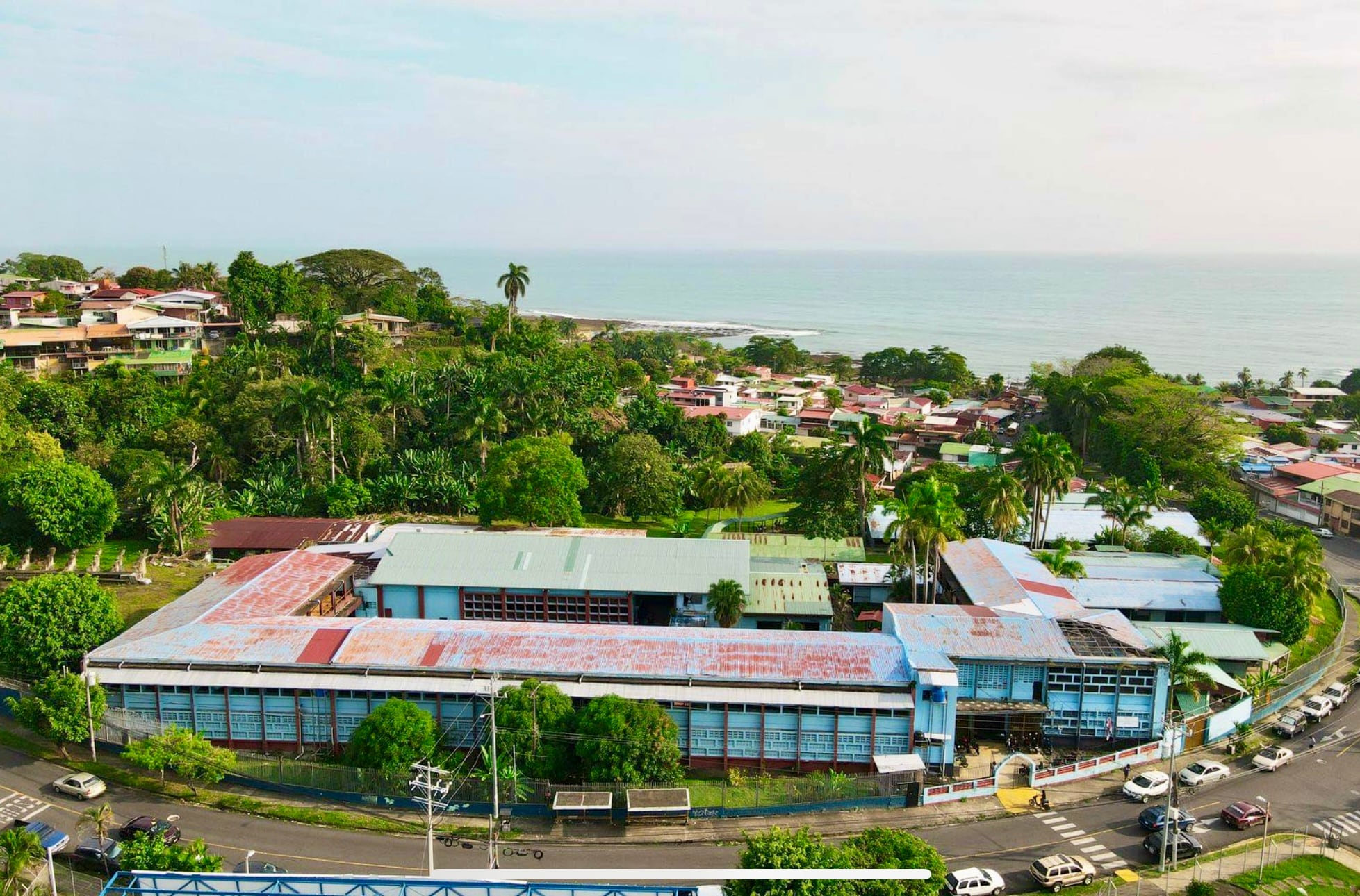 La tarde del martes 1.° de octubre, un estudiante del Liceo de Limón Diurno fue fuertemente golpeado en medio de una riña en la que participaban varios compañeros. Las grabaciones de las cámaras de comercios aledaños permitieron identificar a los supuestos responsables. Foto: Facebook