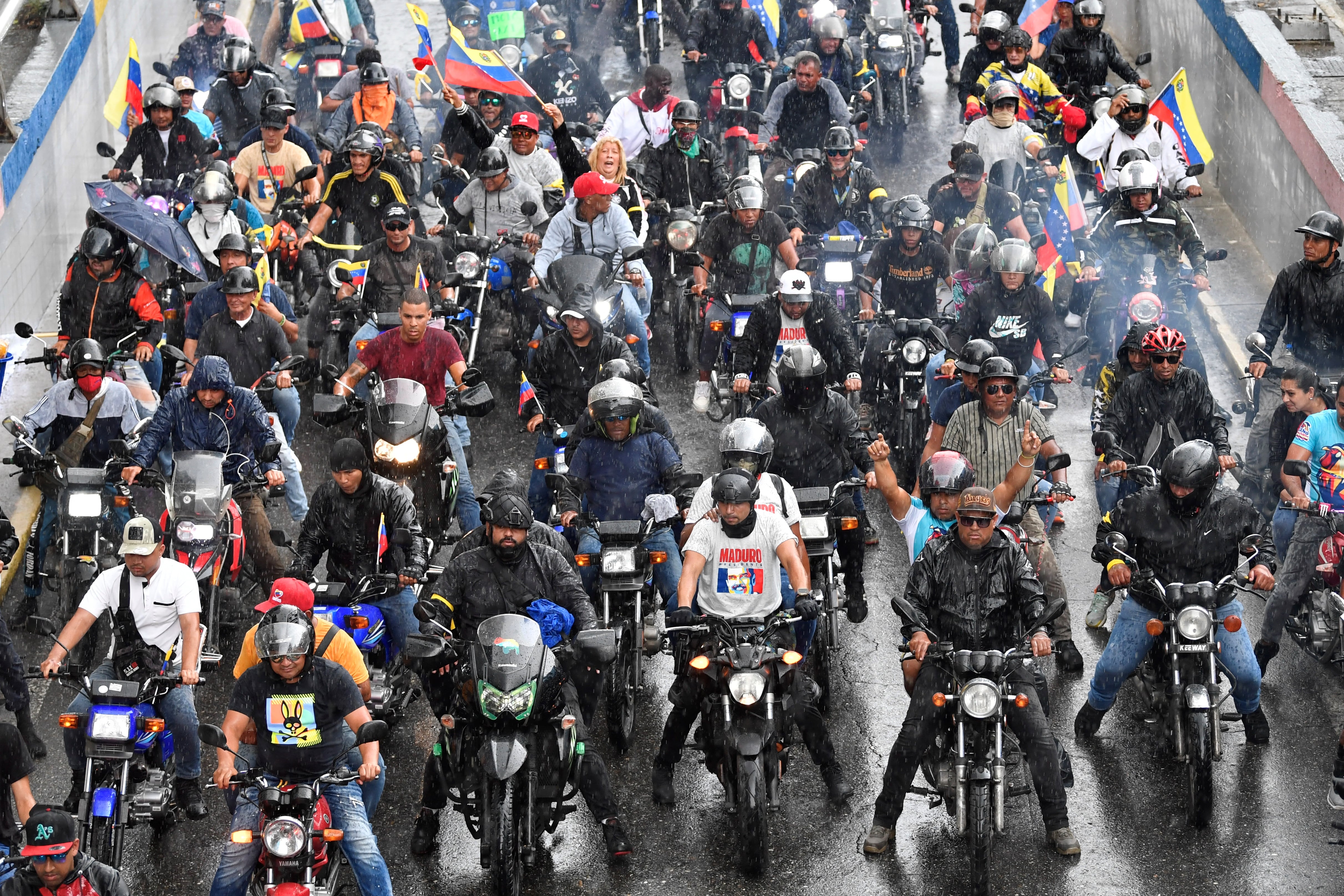 Los partidarios de Nicolás Maduro participan en una marcha hacia el palacio presidencial de Miraflores en Caracas.