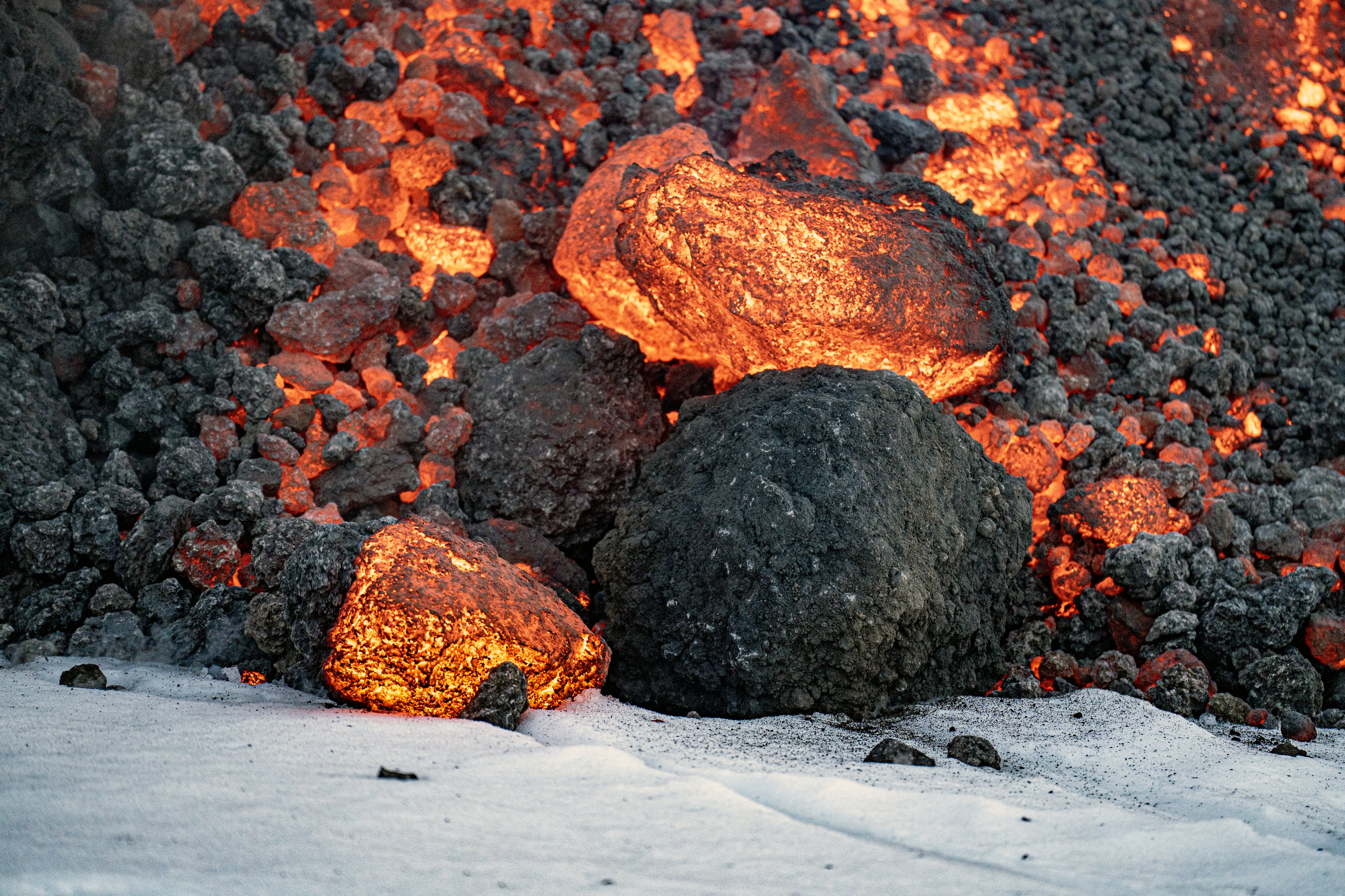 Flujos de lava de una fractura en el Monte Etna durante una erupción del volcán el 14 de febrero de 2025. (Foto Etna Walk / AFP)