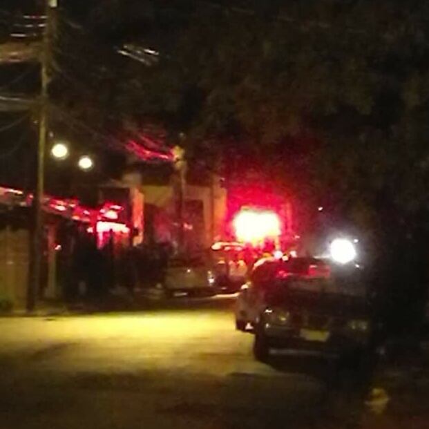 El cuerpo de la mujer quedó en vía pública y fue levantado cerca de la medianoche por agentes del OIJ de Alajuela. Foto: cortesía.