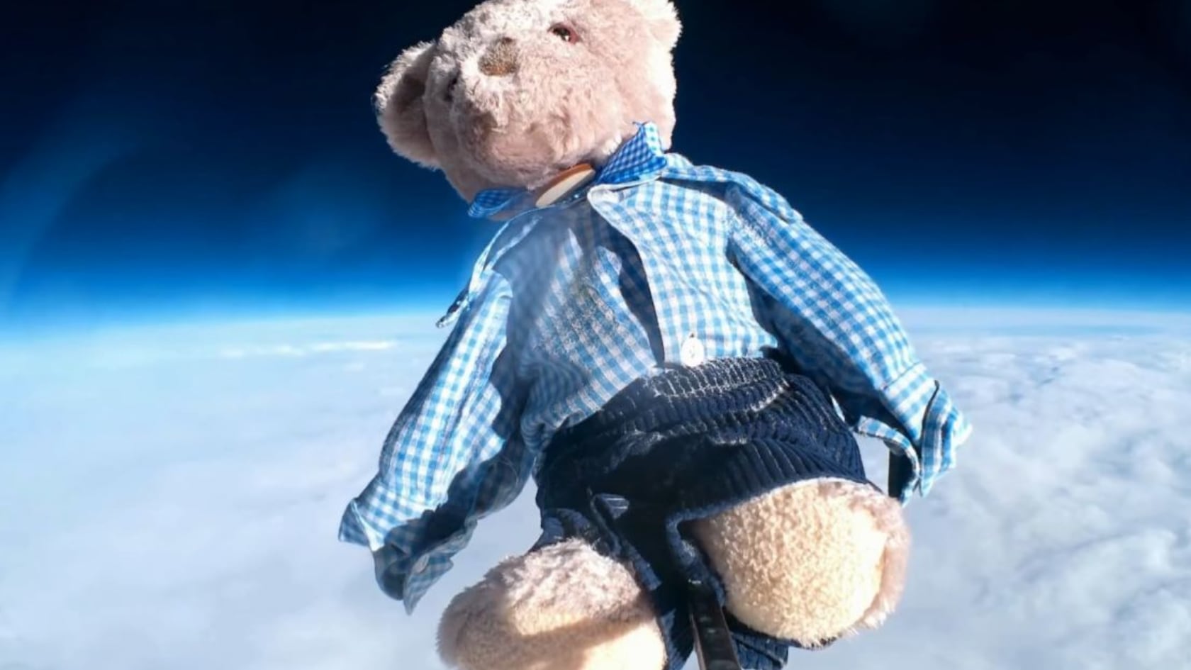 Un oso de peluche lanzado en globo a la estratósfera se perdió en Inglaterra y generó una intensa búsqueda con ayuda ciudadana.