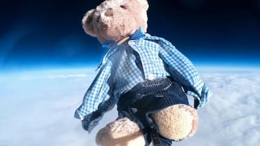 Una escuela británica pide ayuda para encontrar osito que cayó a la estratósfera tras experimento escolar