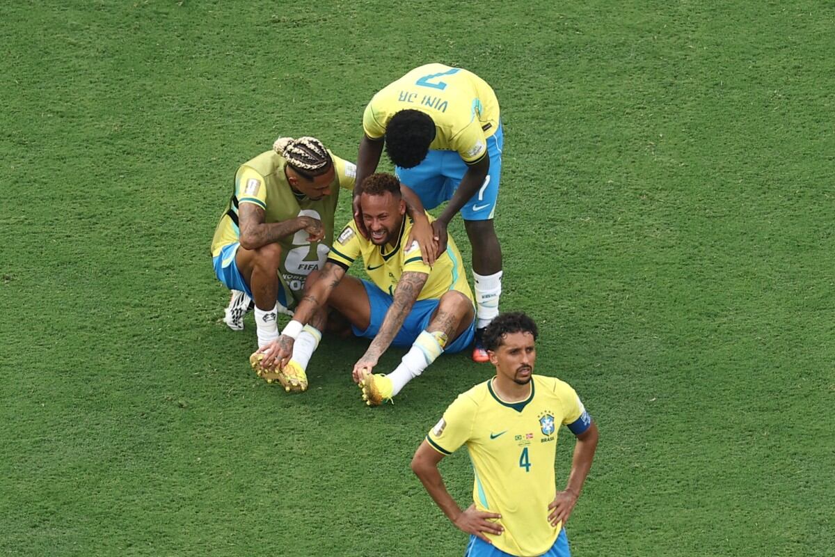 Neymar fue consolado por Raphina y otros compañeros luego de la eliminación de Brasil del Mundial 2026.