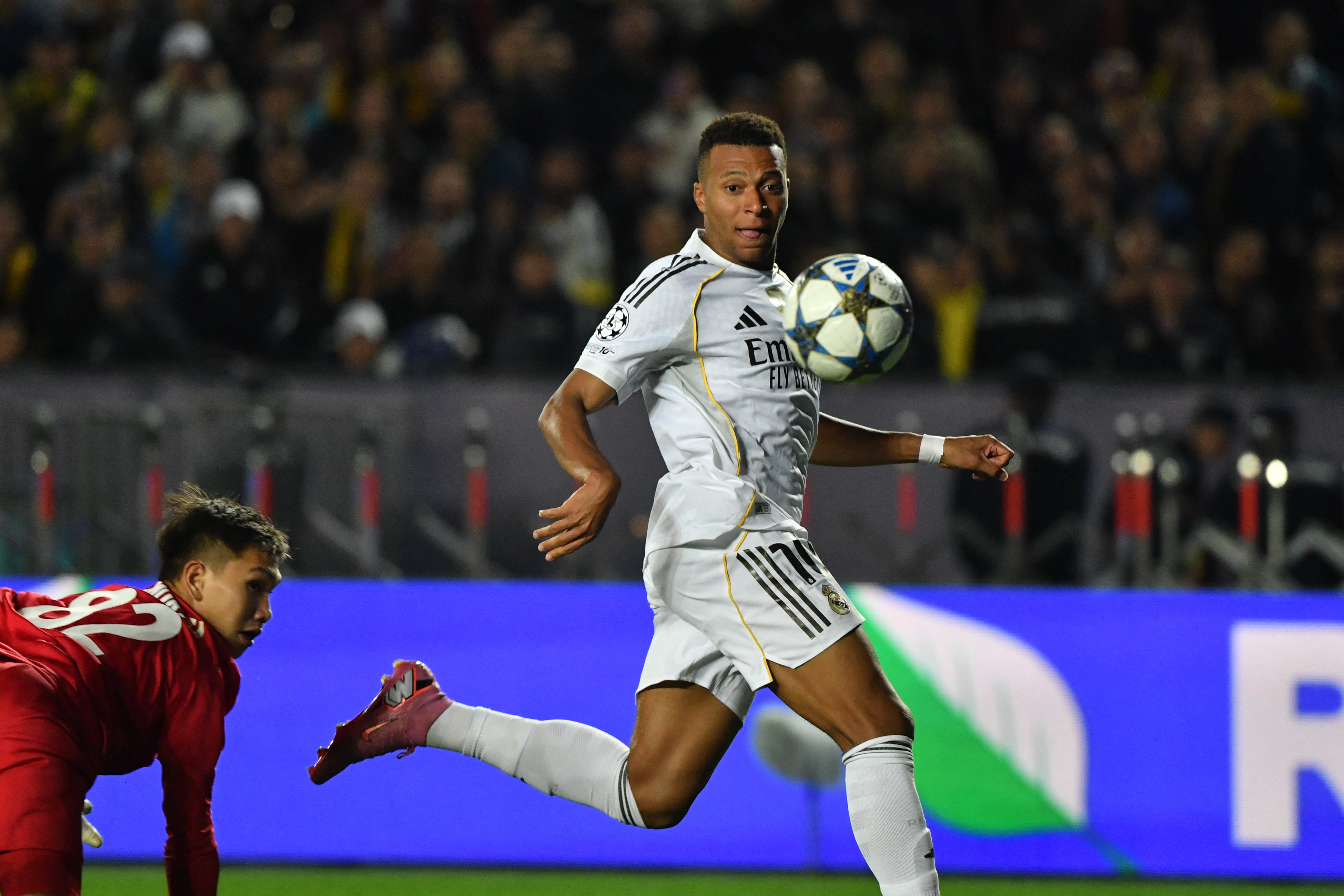 El delantero francés Kylian Mbappé anota uno de los goles del Real Madrid ante el arquero del Kairat Almaty, Sherhan Kalmurza, por la Champions League.