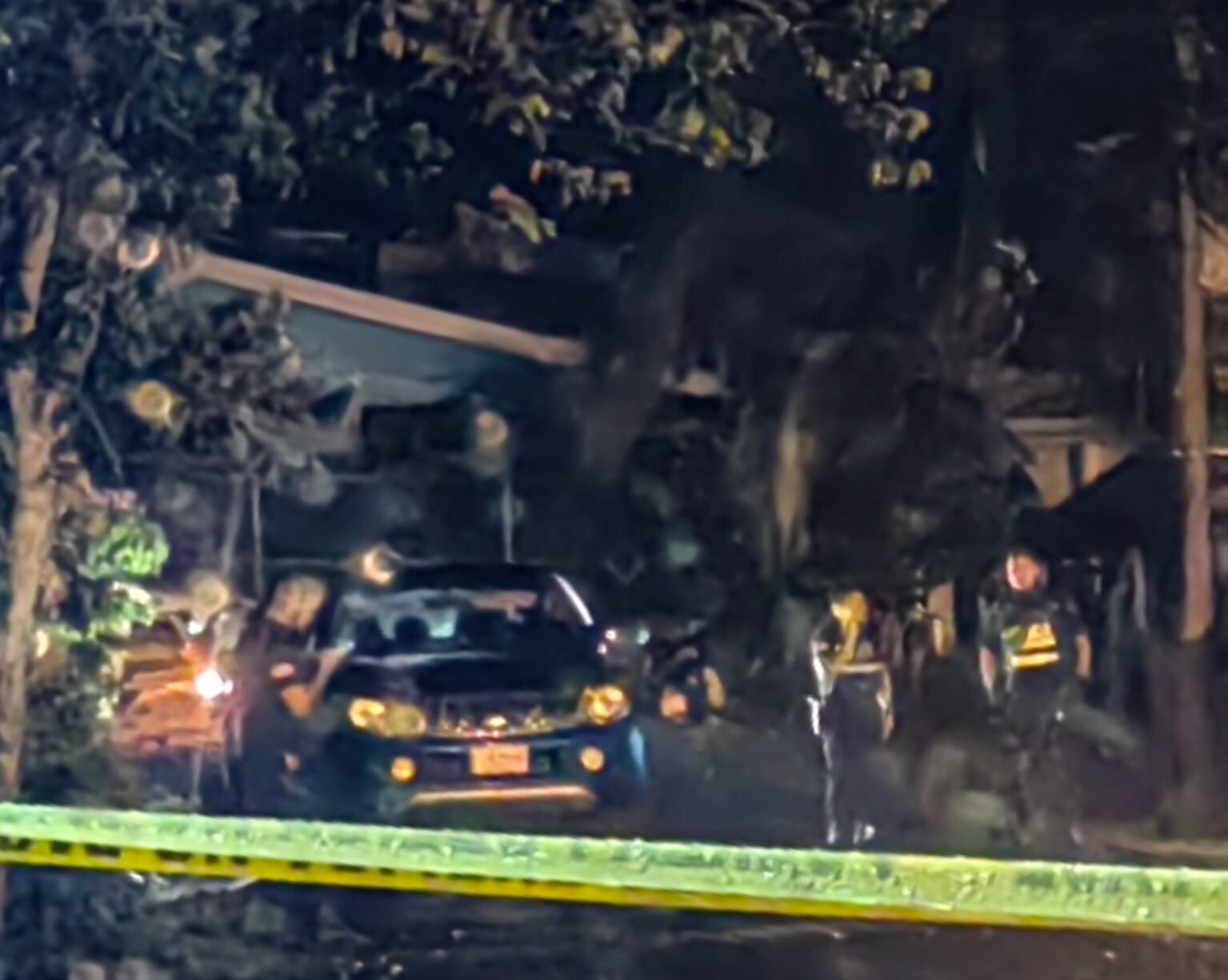 El asesinato ocurrió frente a un bar en Boston de Matina. El cuerpo fue levantado por el OIJ la madrugada de este domingo. Foto: Reiner Montero.