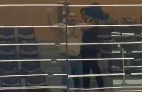Este sujeto golpeó los vidrios de la barra de público del plenario, violentamente.