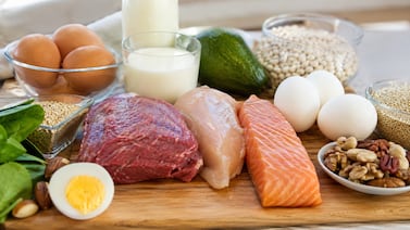 ¿Consumir demasiada proteína acelera el envejecimiento? Experta alerta sobre un riesgo poco conocido entre los 18 y 65 años