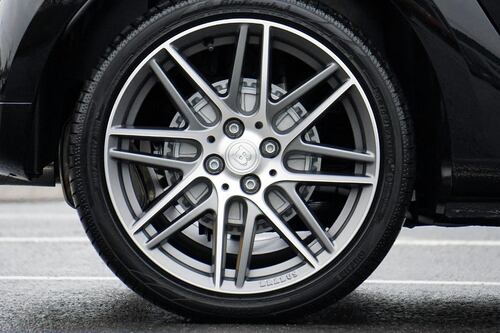 ¿Qué significan los números, letras y símbolos que se ven en sus llantas?