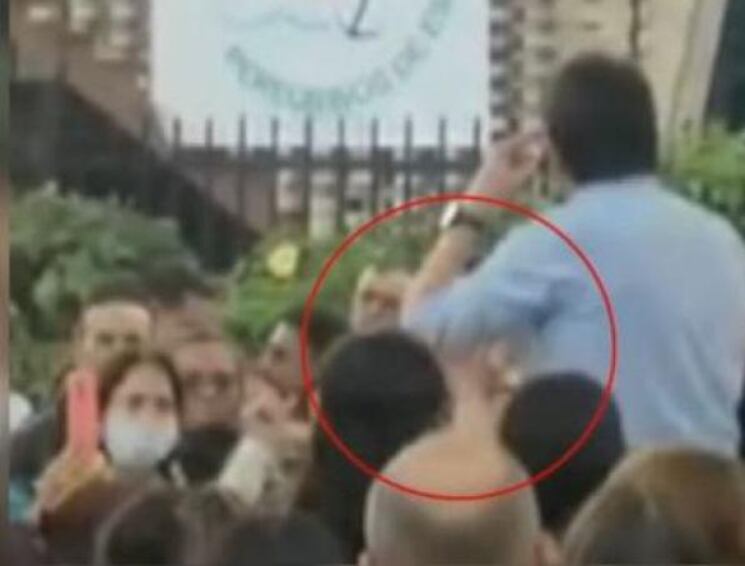 Momento en el que sujeto saca el arma Foto:CityNoticias