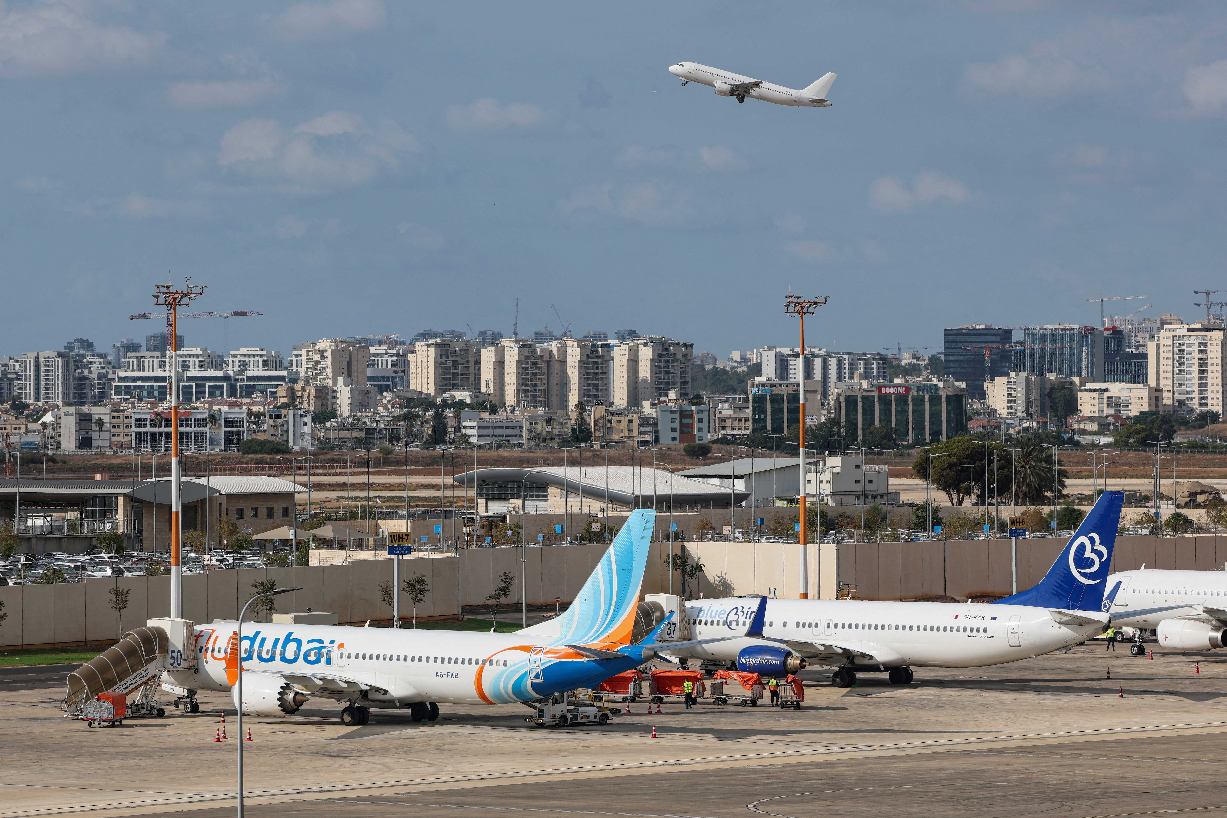 Un vuelo de FlyDubai con rumbo a Tel Aviv realizó un aterrizaje de emergencia en Arabia Saudita luego de un ataque con arma blanca a la tripulación.