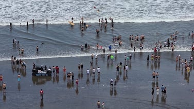Salvavidas rescatan a cinco adultos y niña de 13 años del arrastre de poderosa corriente en Jacó