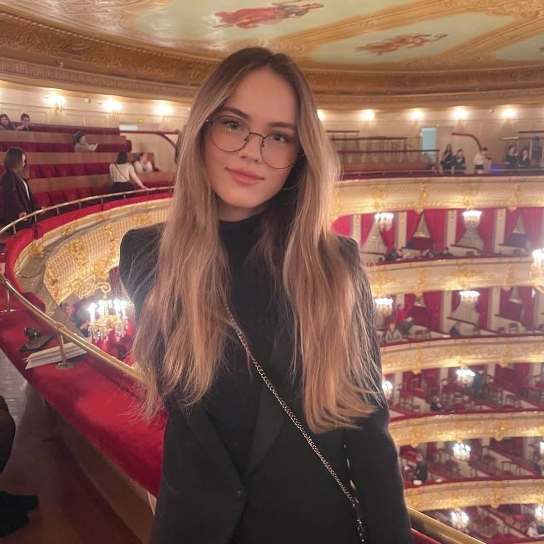 Kristina Pimenova, con 19 años, dejó atrás la polémica infantil y trabaja como modelo y actriz. Participó en obras teatrales y campañas de moda para marcas como Vogue y Dolce & Gabbana.