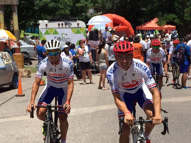 Josué González  y Román Villalobos (derecha) ayer antes de tomar la partida de la cuarta etapa del Tour de San Luis.. | FANNY TAYVER