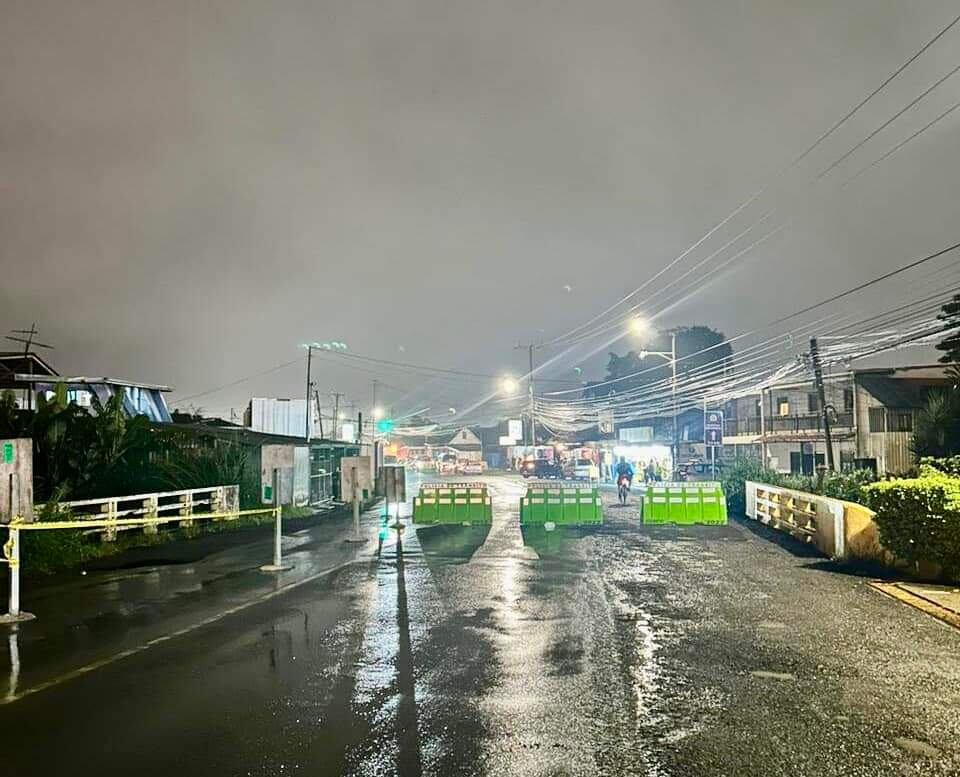 Cierre de la vía a la altura del puente de Taras, Cartago, ocasionado por fuertes lluvias. Viernes 18 de octubre.