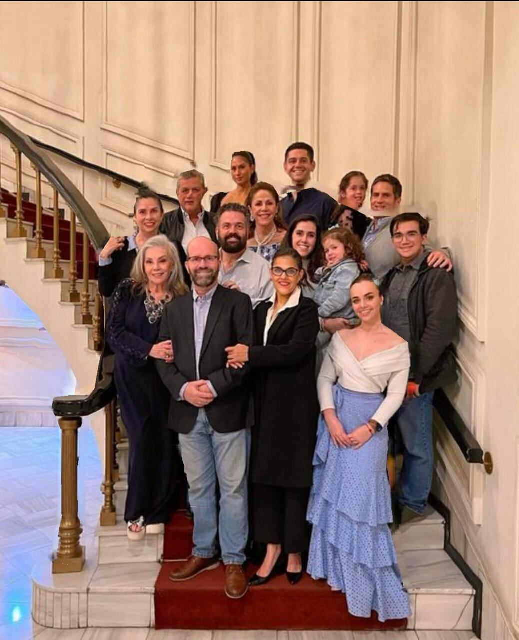 Aquí Cecilia posa con su familia en la celebración de su cumpleaños: adelante su hijo Álvaro, su nuera Emilia y su nieta Trilce. Atrás: sus hijos Trilce y Jorge, su nieta Beatriz Cecilia con su bisnieta Cecilia y su nieto Álvaro Alfonso; así como su yerno Raúl Pinto, su nuera Beatriz Villarreal y su otro yerno Eugenio Zambrano con su bisnieta Beatriz Ileana. Al final, sus nietos Fátima Pinto y Jorge.