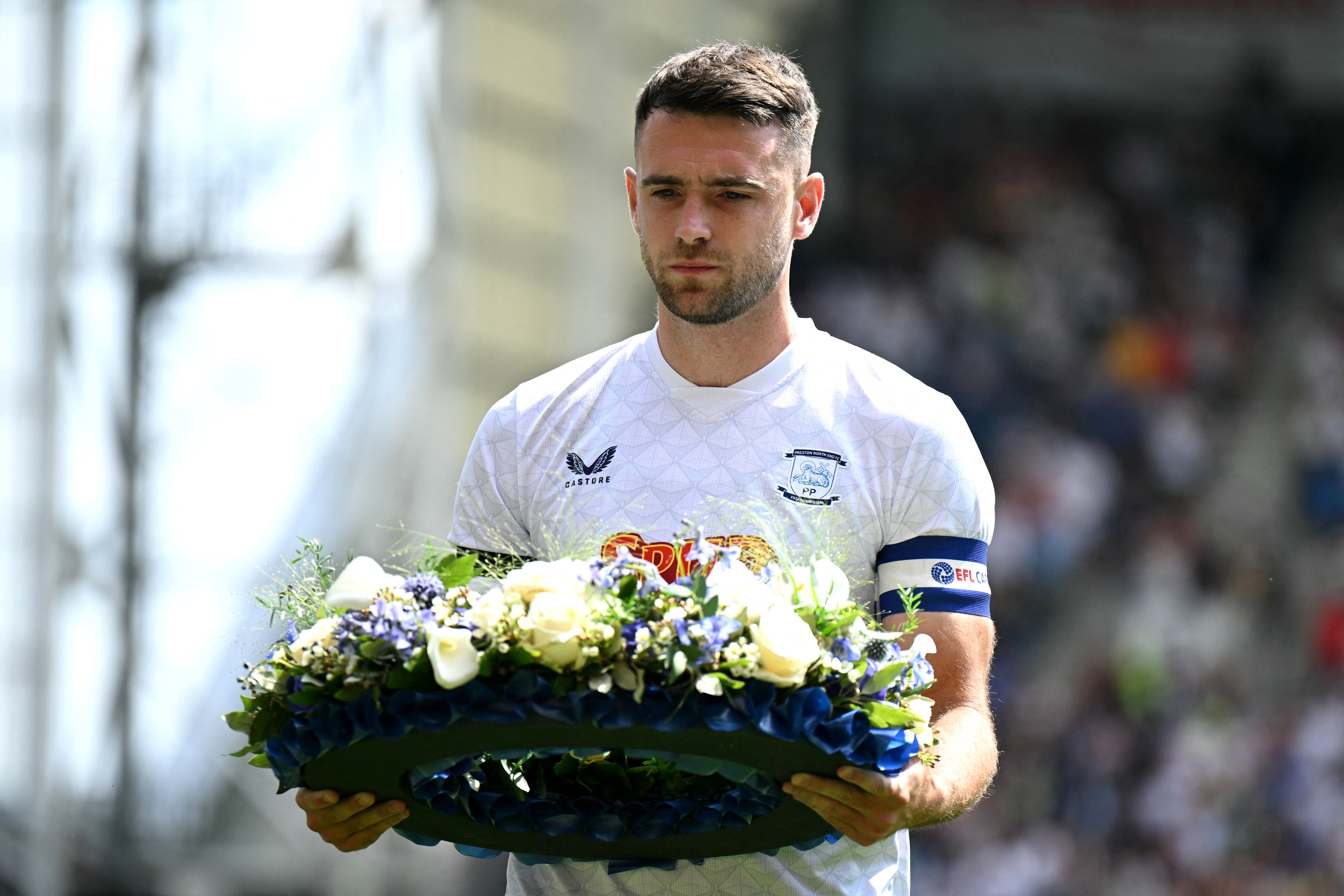 Ben Whiteman coloca una corona en honor a Diogo Jota, durante el partido amistoso de pretemporada entre el Preston North End y el Liverpool en el estadio Deepdale en Preston, al noroeste de Inglaterra.