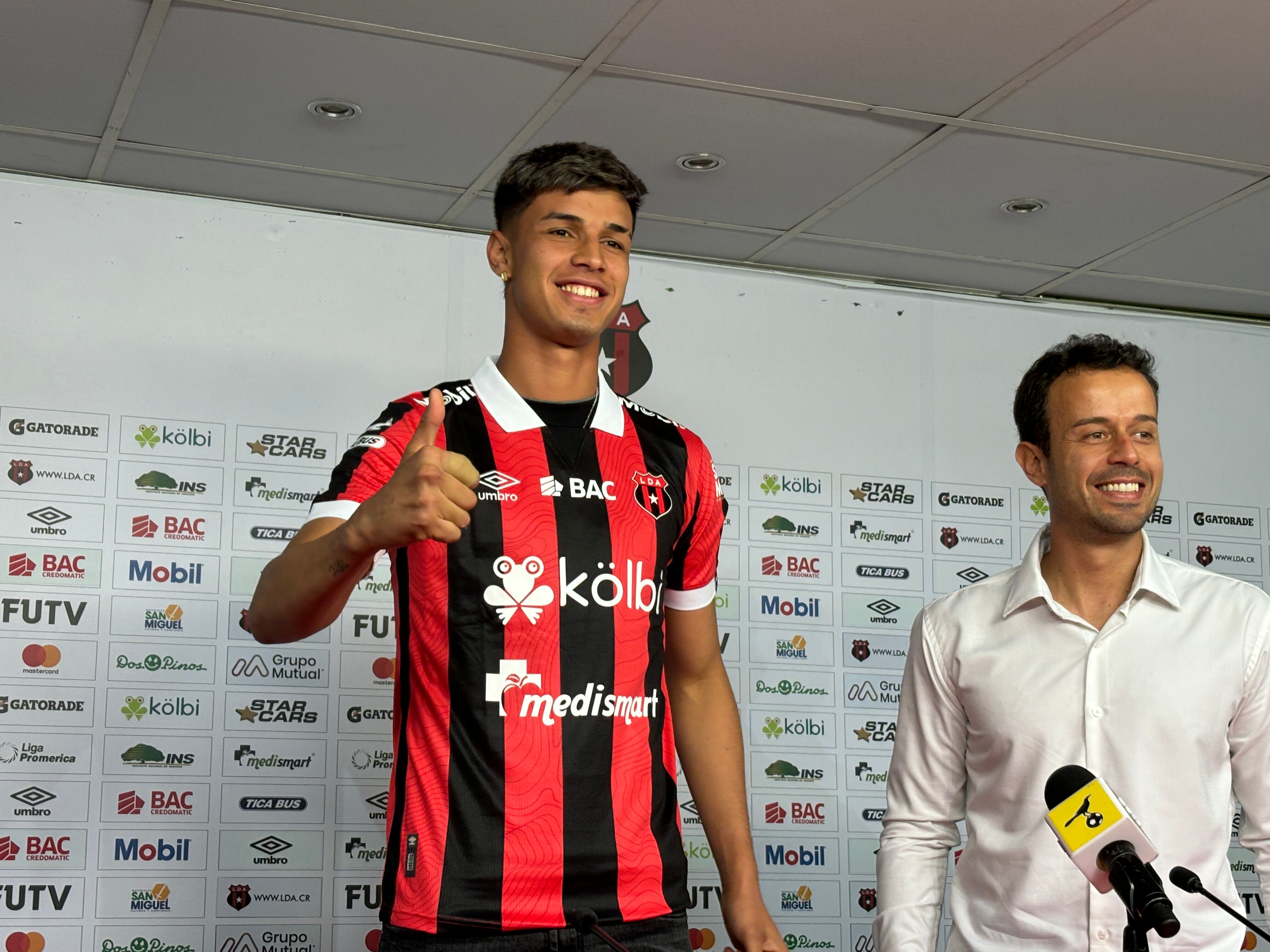 Fernando Lesme fue presentado de manera oficial por Liga Deportiva Alajuelense.