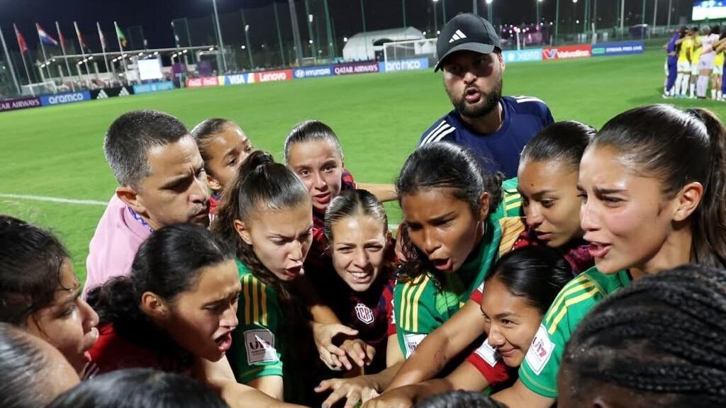 Jugadoras de Costa Rica festejan tras el histórico empate ante Brasil. Las ticas son las únicas representantes de Centroamérica.