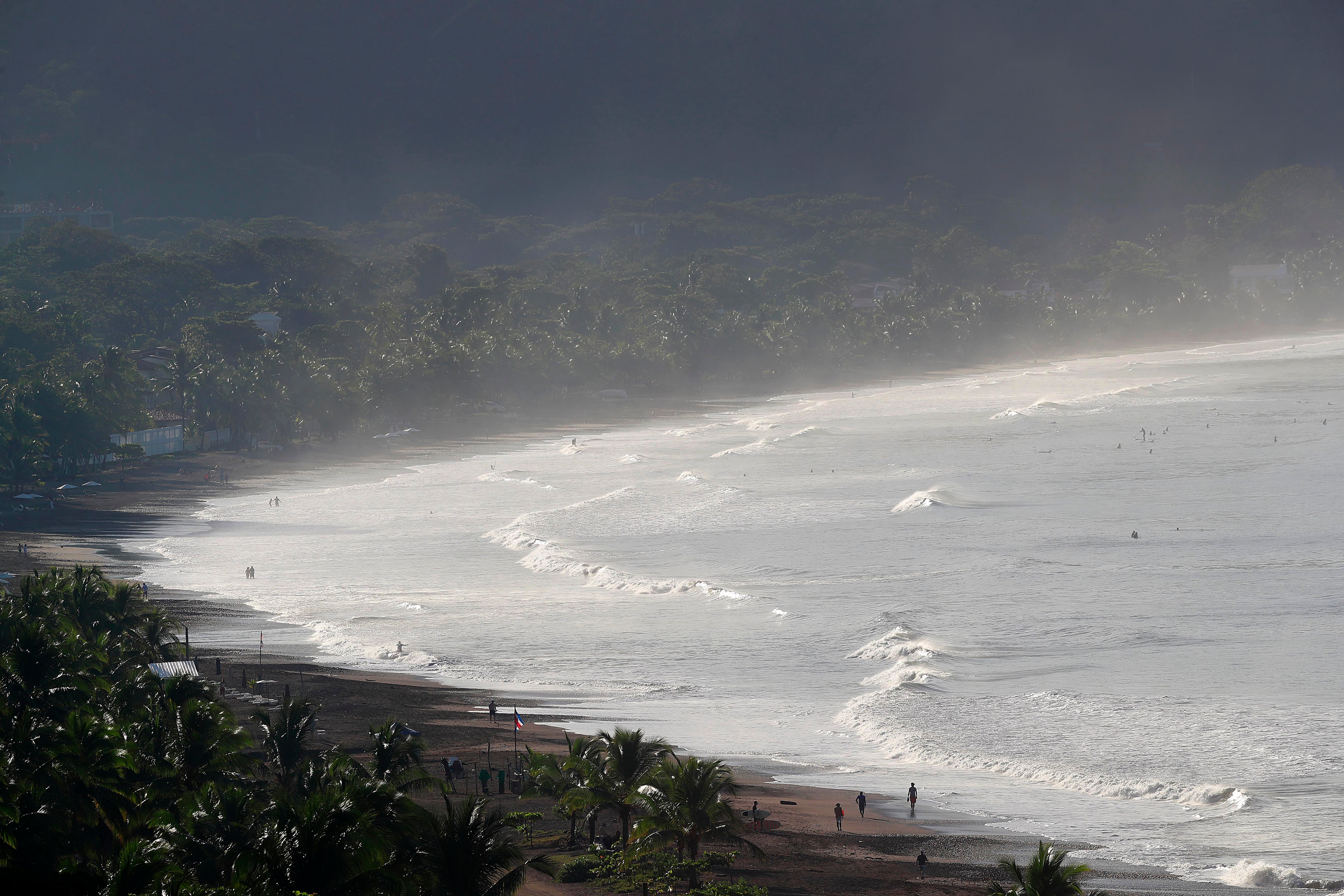 03/12/2023 Jacó. El sol matutino iluminó la playa, arena, mar y olas, este domingo en Jacó, una escena que será recurrente durante los próximos días con la llegada de la época seca. Foto: Rafael Pacheco Granados