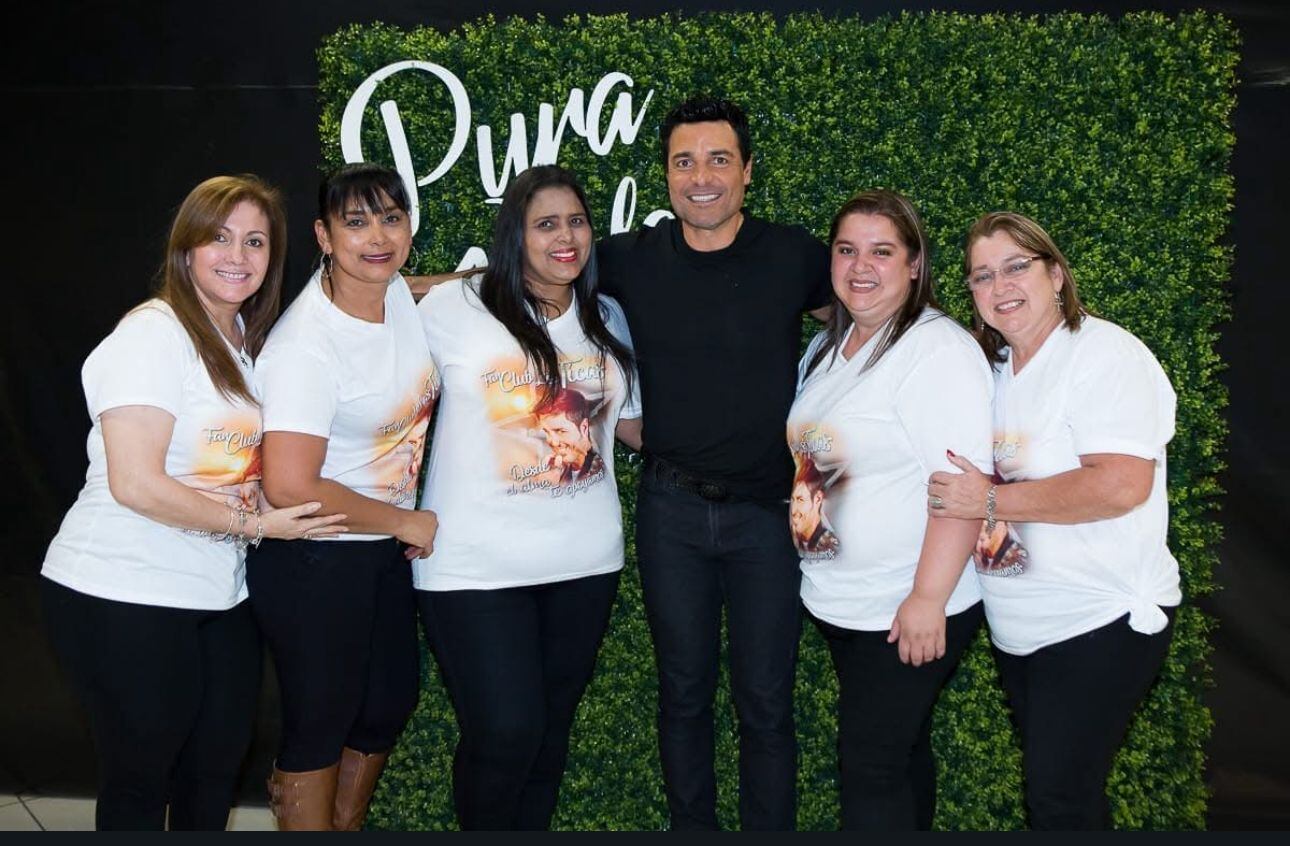 El club de fans Las Ticas de Chayanne, en concierto y posando con Chayanne.