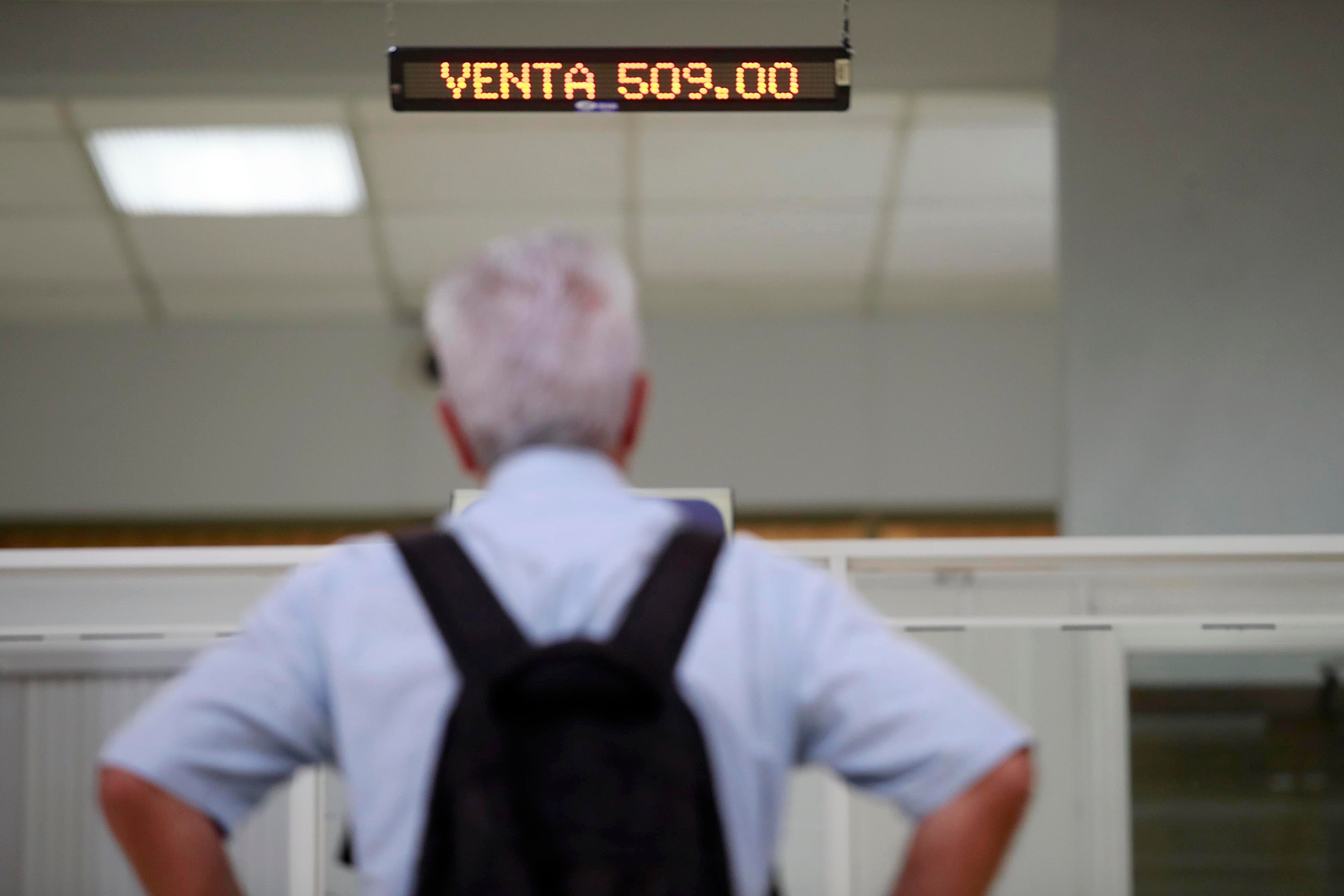 Costarricenses compran más dólares a fin y principio de año, según datos del Banco Central