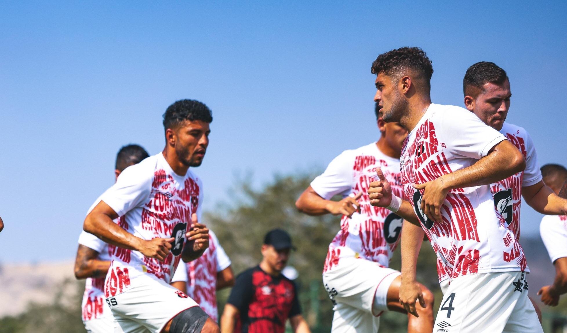 Liga Deportiva Alajuelense está jugando contra Guanacasteca en la caliente Nicoya.