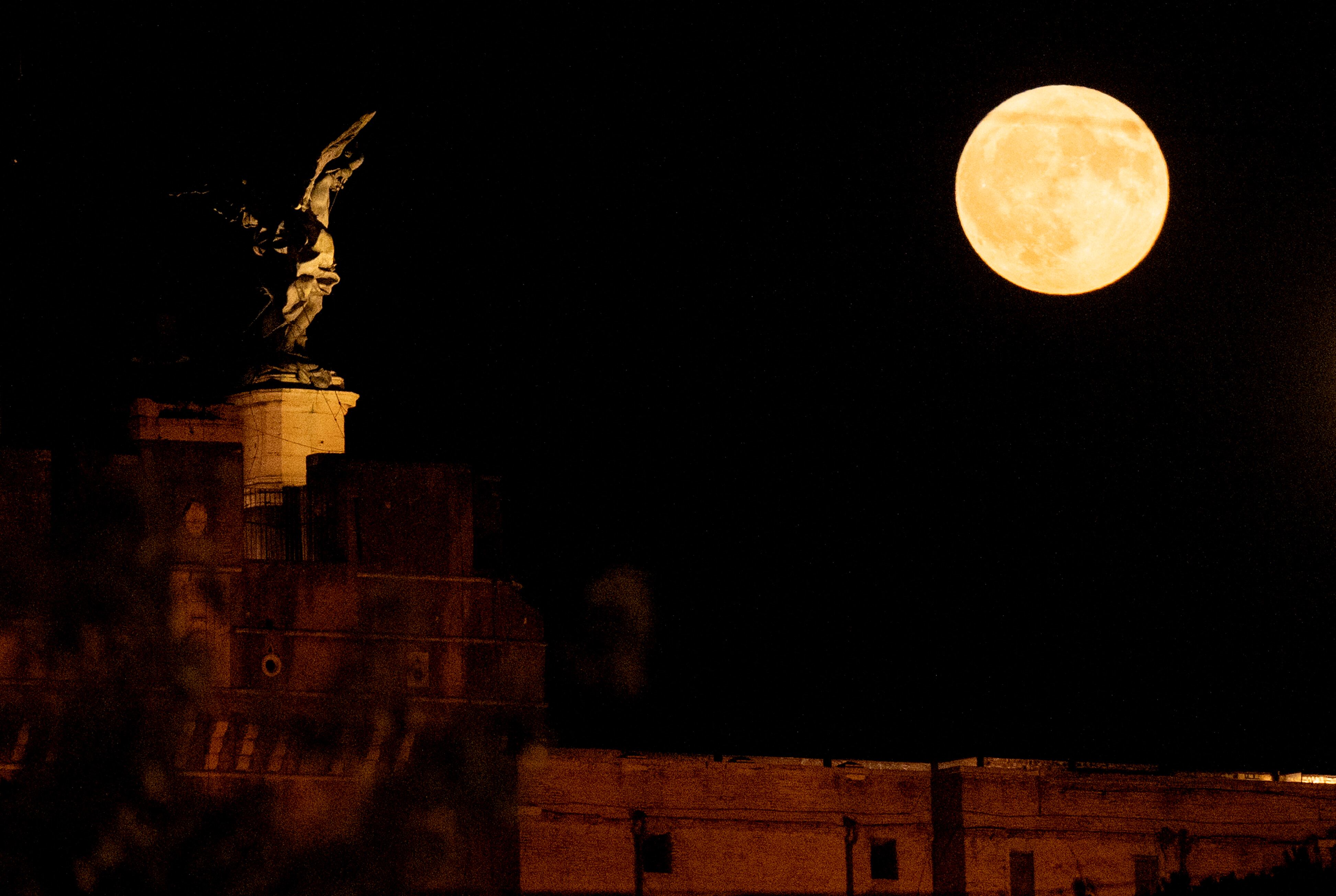 The Super Blue Moon rises over Castel Sant'Angelo in Rome, on August 19, 2024. (Photo by Tiziana Fabi / AFP)