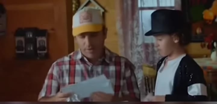 Imagen del personaje Maikol Yordan acompañado de su hijo Maikol Yacson en una escena de la película 'Maikol Yordan de viaje perdido'.