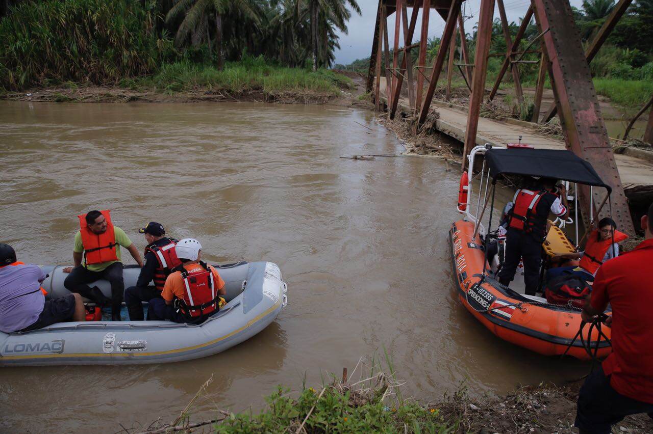 Miembros de la Cruz Roja, Policía de Fronteras, Fuerza Pública, CNE y PANI ingresan al poblado de Coto 47 para evacuar a las personas.
