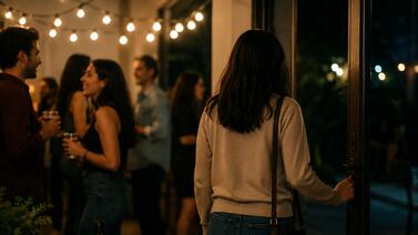 ¿Por qué algunas personas se van de una fiesta sin despedirse? La psicología explica una conducta cada vez más común