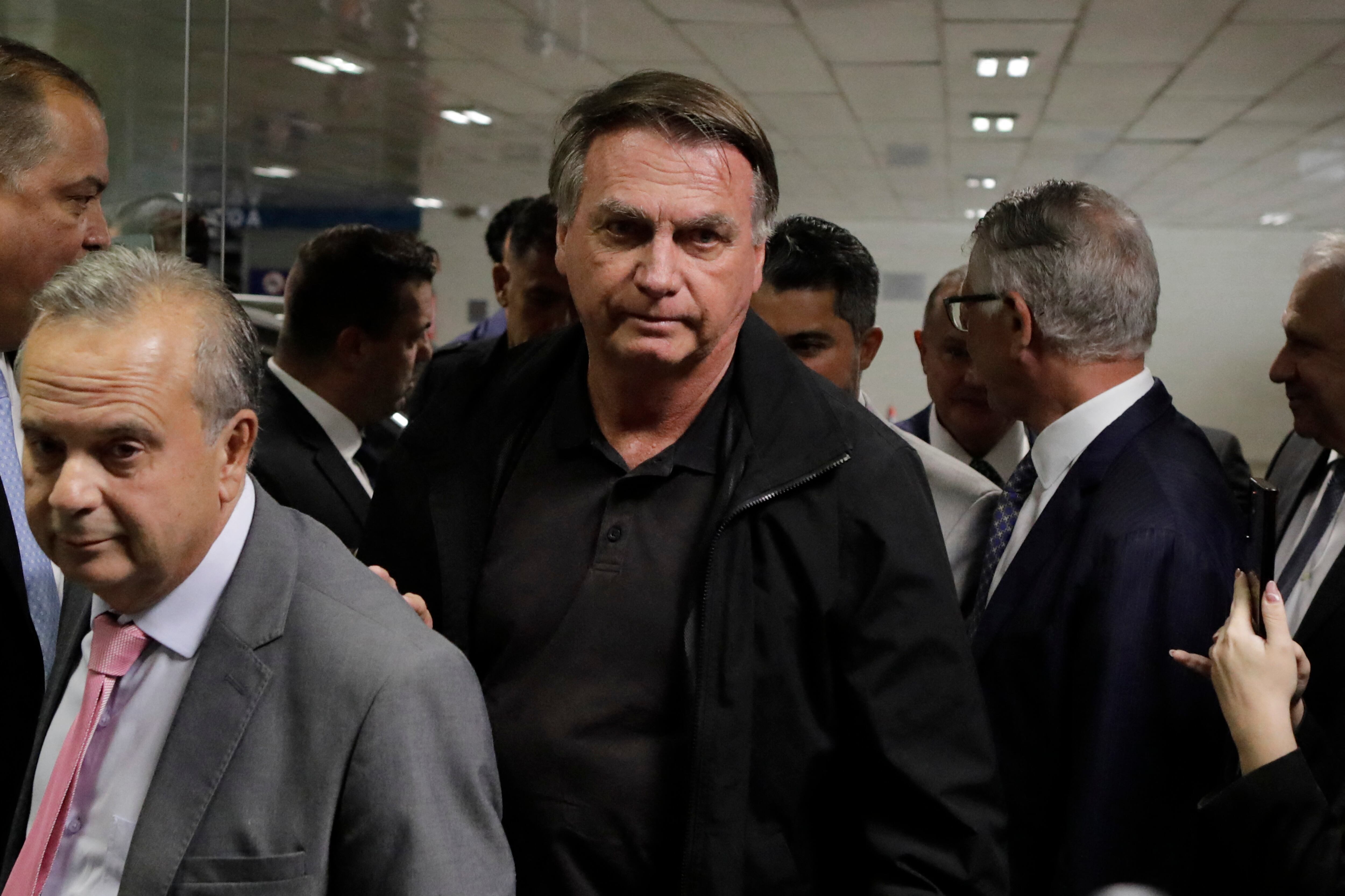 El expresidente de Brasil, Jair Bolsonaro (al centro), a su llegada al Senado federal para un almuerzo con líderes de partidos de oposición en Brasilia este 18 de febrero de 2025. Fotografía: