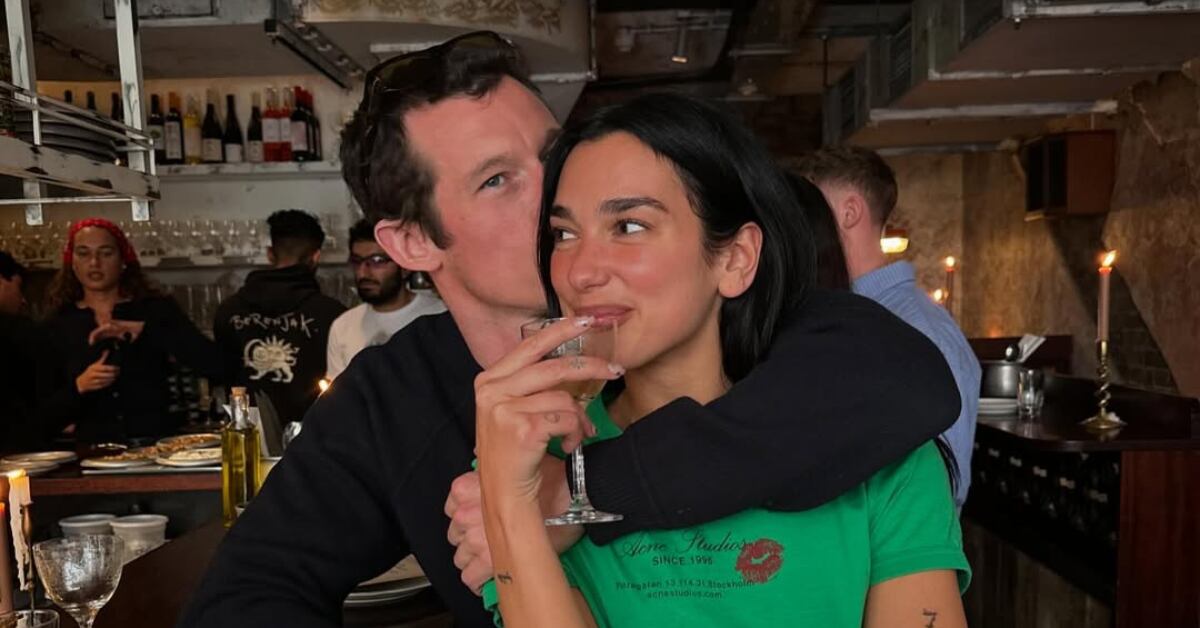 Dua Lipa confirmó su compromiso con Callum Turner en entrevista con British Vogue.