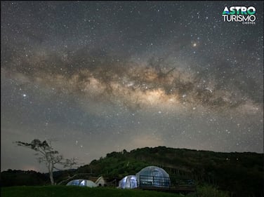 Categoría Panorama Nocturno: Noche mágica,Sueño estelar.
Sony ILCE - 7SM3 FE 14 mm F 1.8 GM 13 seg ISO 6400. Tomada en Copey (Dota, San José) el 7/6/2026.