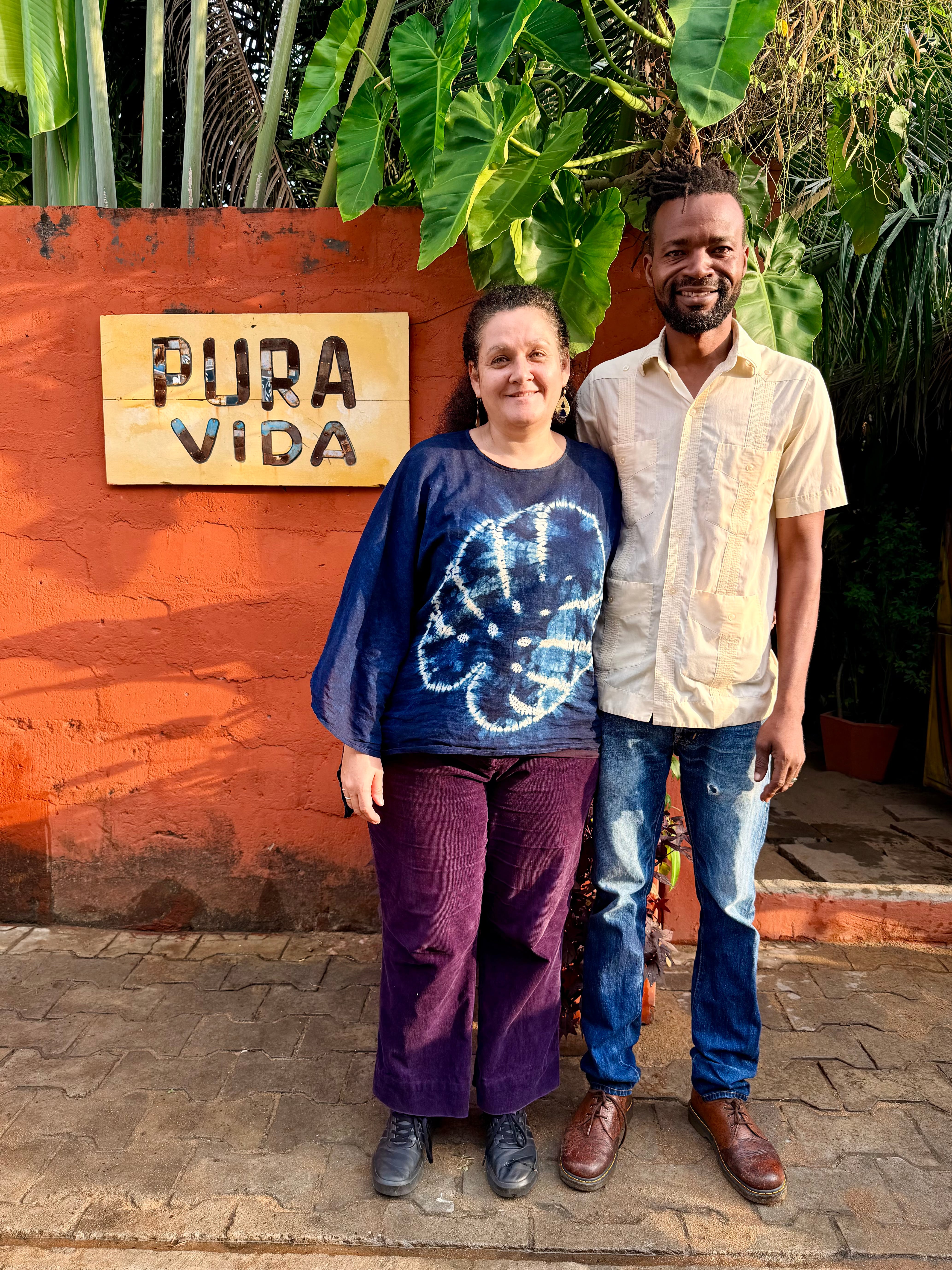 Rosa Aguilar con su esposo, el artista Sena Anato.