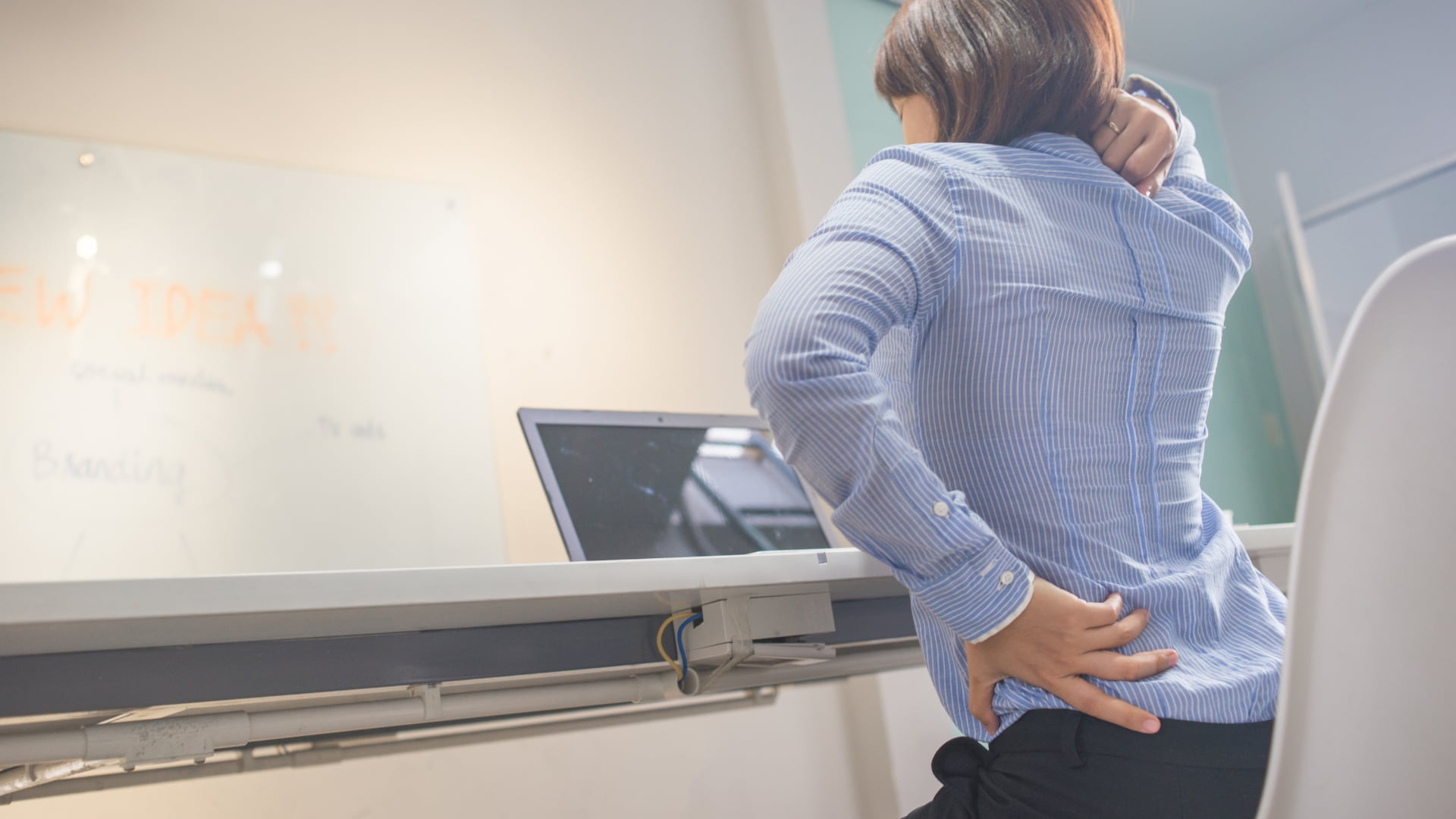 Estiramientos suaves, pausas activas y una mejor respiración ayudan a aliviar la tensión acumulada por estrés.