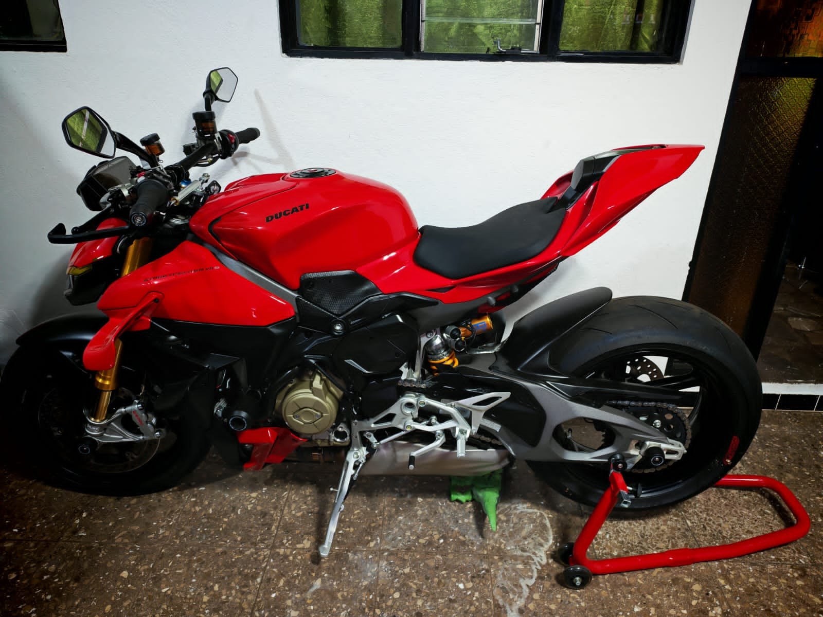 Tres motos de alto valor fueron decomisadas por el OIJ al hombre de confianza del líder criminal conocido como Sobrino.