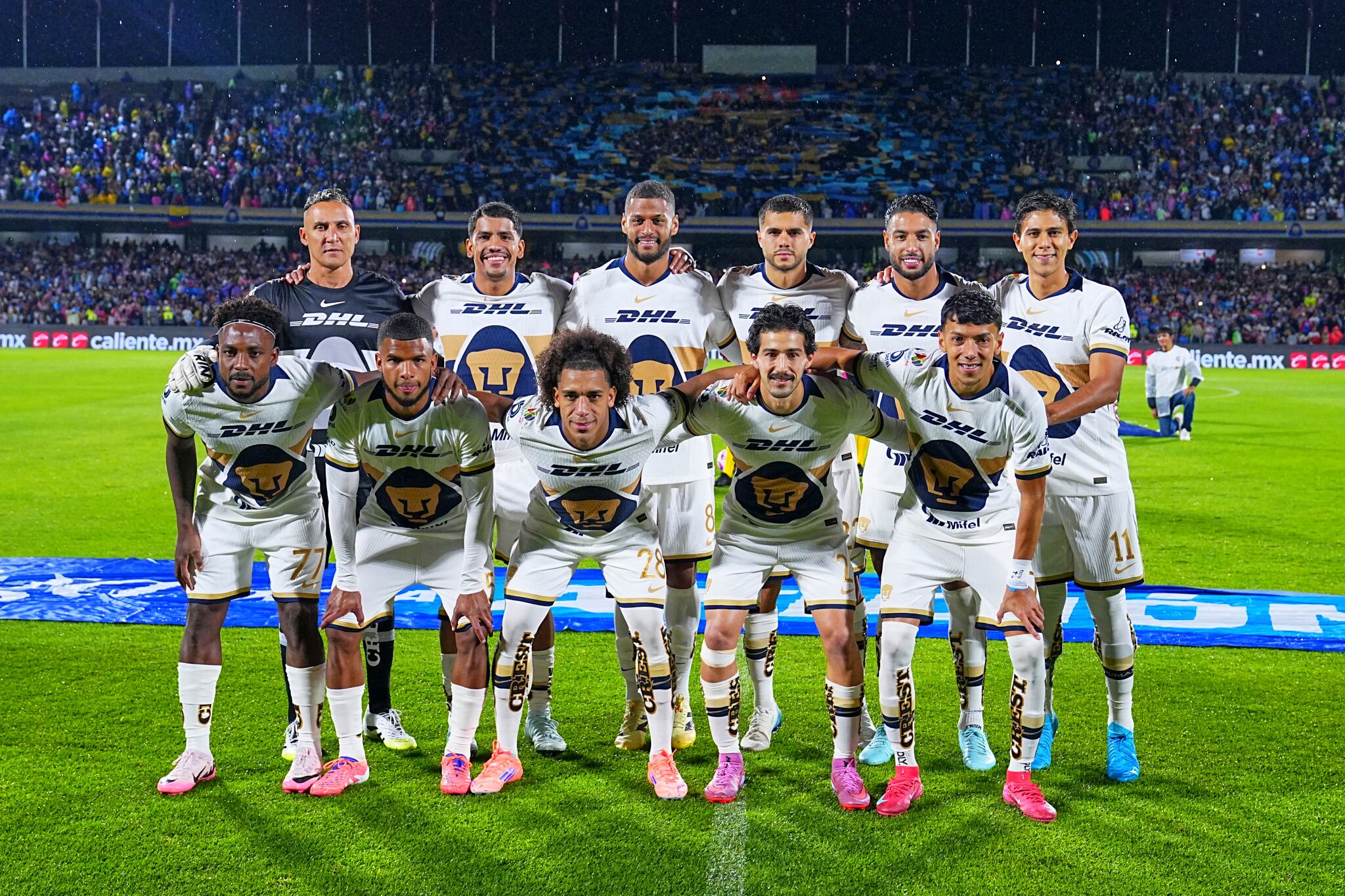 Keylor Navas junto a sus compañeros en la previa del juego Pumas - Chivas.