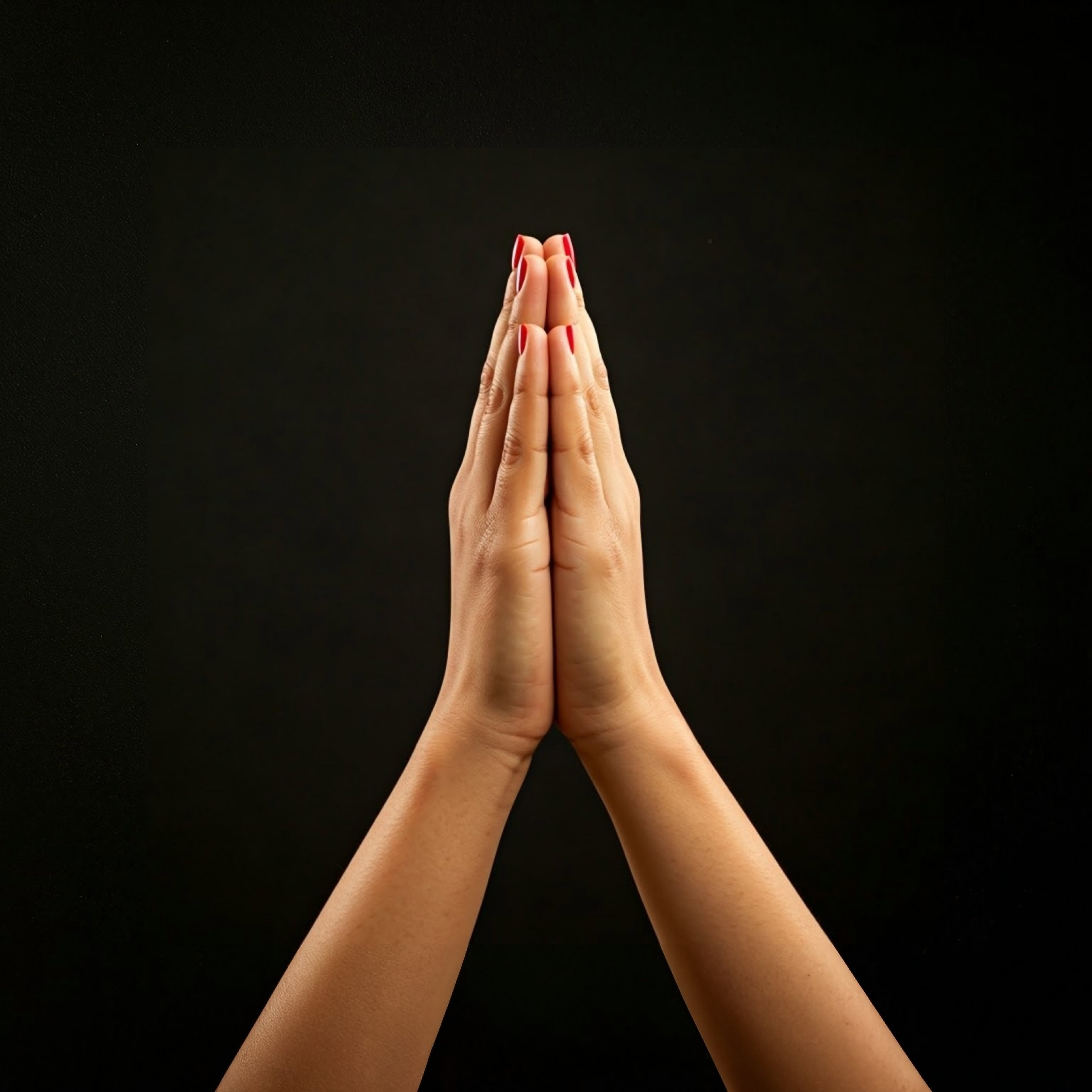 Manos juntas en actitud de oración. Mujer rezando, orando, con manos juntas