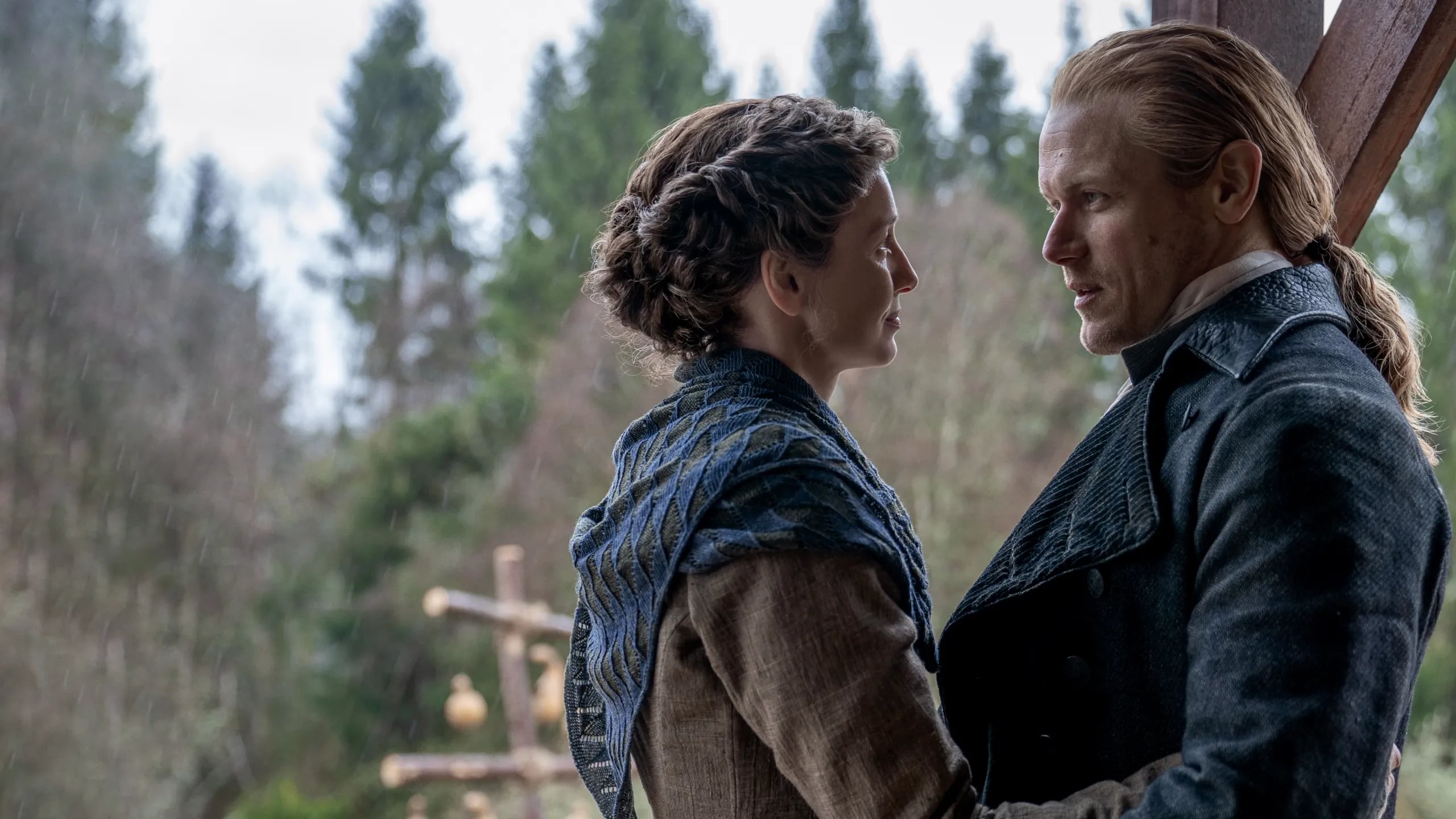 “Outlander” se despide tras ocho temporadas. La serie basada en las novelas de Diana Gabaldon cierra la historia de Claire y Jamie con su estreno final en Disney+.