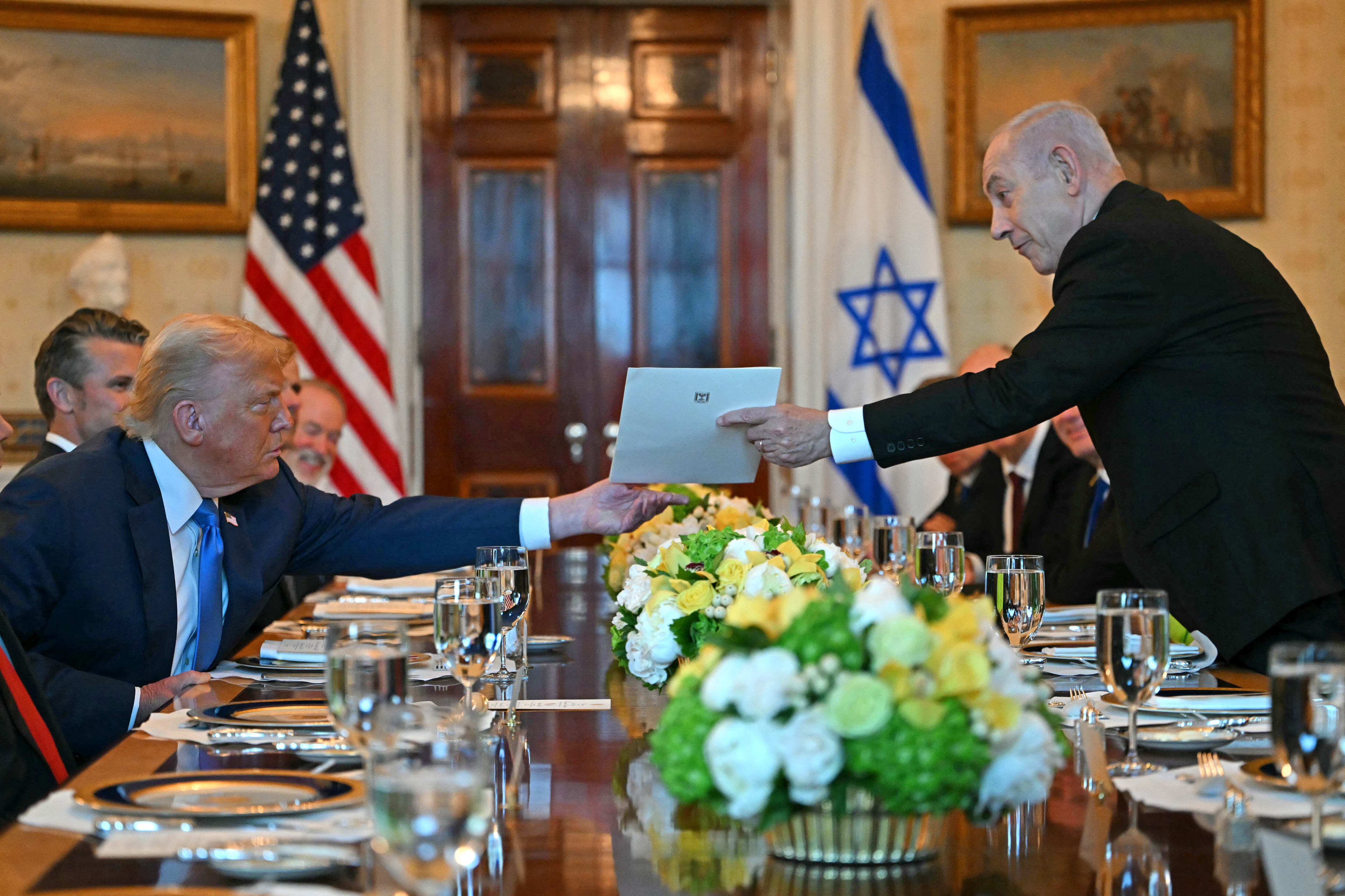 El primer ministro israelí, Benjamin Netanyahu (derecha), entrega una carta al presidente de Estados Unidos, Donald Trump, durante su reunión en el Salón Azul de la Casa Blanca, en Washington D. C., el 7 de julio de 2025. El primer ministro Netanyahu se reunirá este lunes con el presidente Trump, quien expresó su esperanza de lograr un "acuerdo esta semana" entre Israel y Hamás que permita la liberación de rehenes desde la Franja de Gaza. Las negociaciones indirectas entre Israel y Hamás comenzaron el 6 de julio en Doha, con el objetivo de lograr un alto al fuego y llegar a un acuerdo para el intercambio de rehenes por prisioneros palestinos.