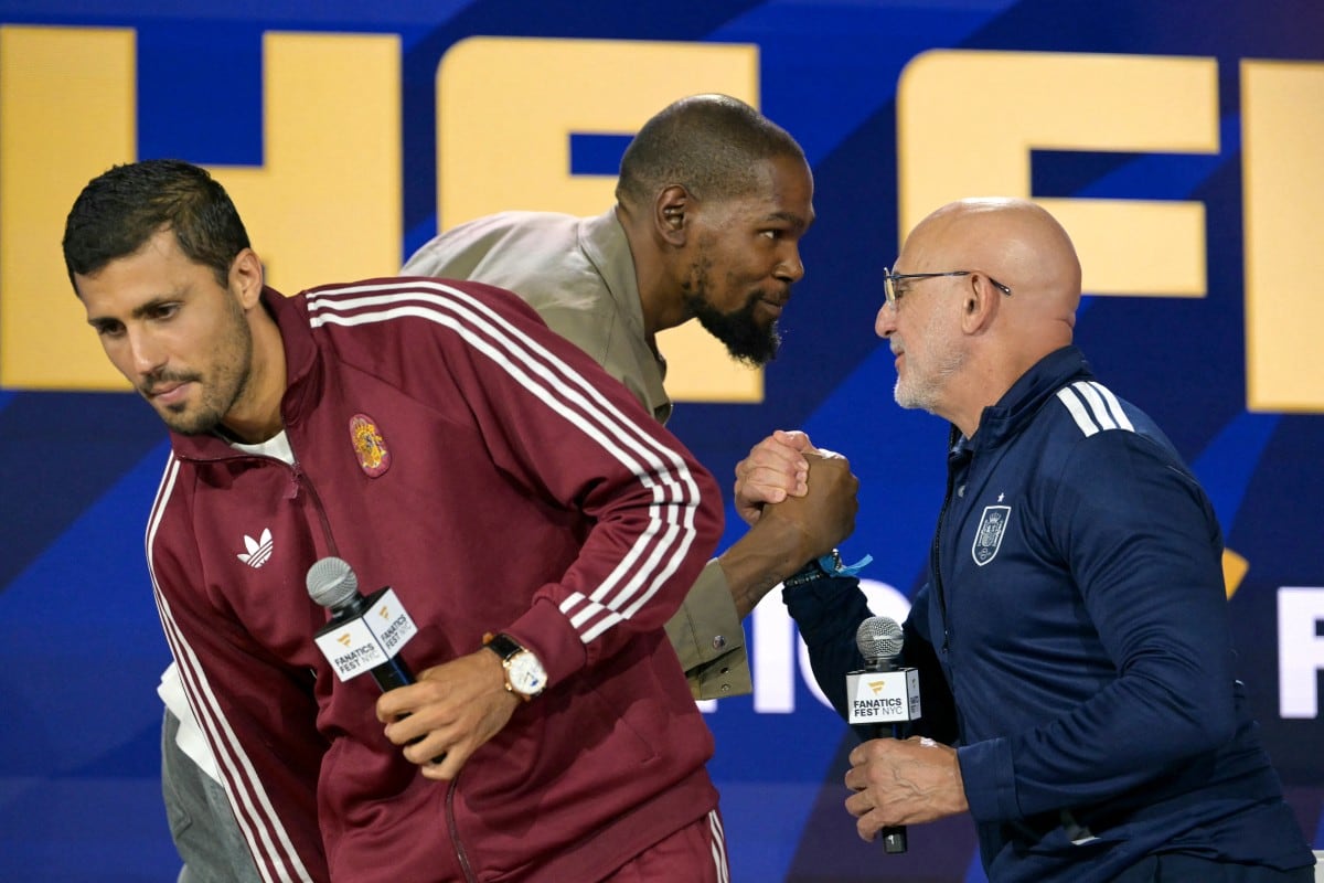 Kevin Durant estrella su mano con el técnico de España, Luis de la Fuente y le desea suerte en la final del Mundial 2026 ante Argentina. Rodri también estuvo en la actividad en Nueva York.