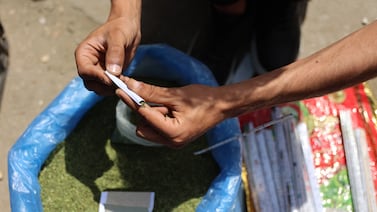 Cigarrillos a más de $10 en Gaza empujan a fumadores a consumir yute con nicotina