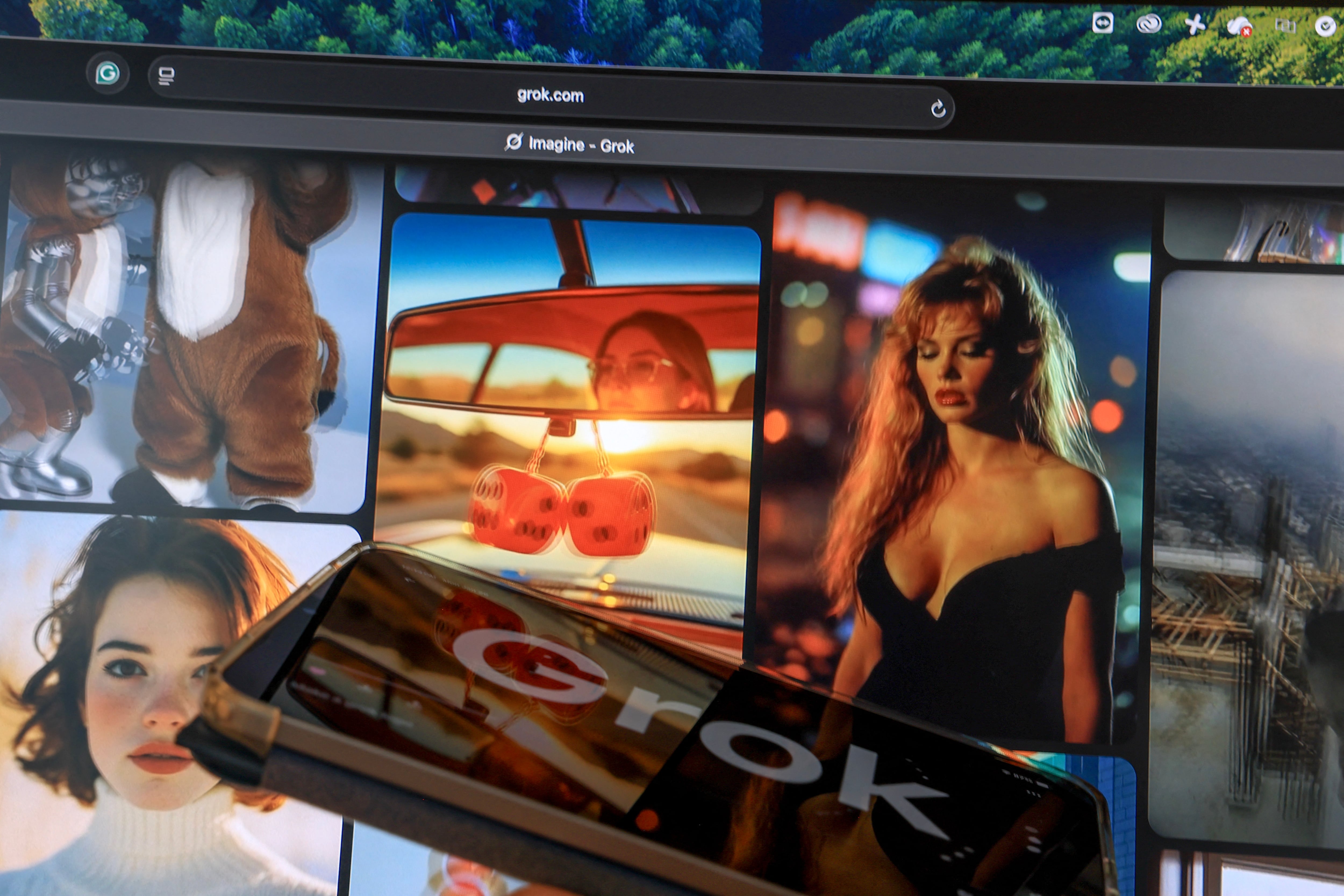 MIAMI, FLORIDA – 26 de enero: En esta ilustración fotográfica, el sitio web Grok Imagine se observa en un iPad (en primer plano) y en la pantalla de una computadora el 26 de enero de 2026 en Miami, Florida. La Comisión Europea inició una investigación contra X, de Elon Musk, ante preocupaciones de que su herramienta de inteligencia artificial Grok se utilizó para crear imágenes sexualizadas de personas reales. (Ilustración fotográfica de Joe Raedle/Getty Images) (Foto de JOE RAEDLE / GETTY IMAGES NORTH AMERICA / Getty Images vía AFP).
