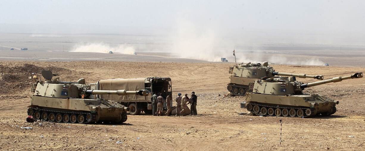 El domingo, las fuerzas iraquíes disparan proyectiles de mortero hacia las afueras de al-Khuwayn, al sur de Mosul.