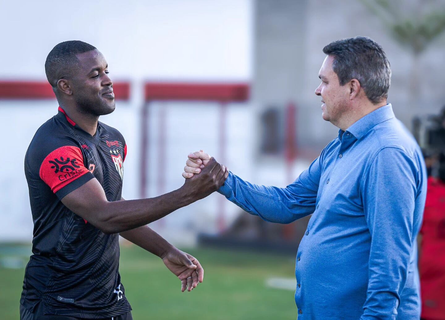 Joel Campbell junto a Adson Batista, presidente del Atlético Goianiense de Brasil. Fotografía: Facebook del Atlético Goianiense